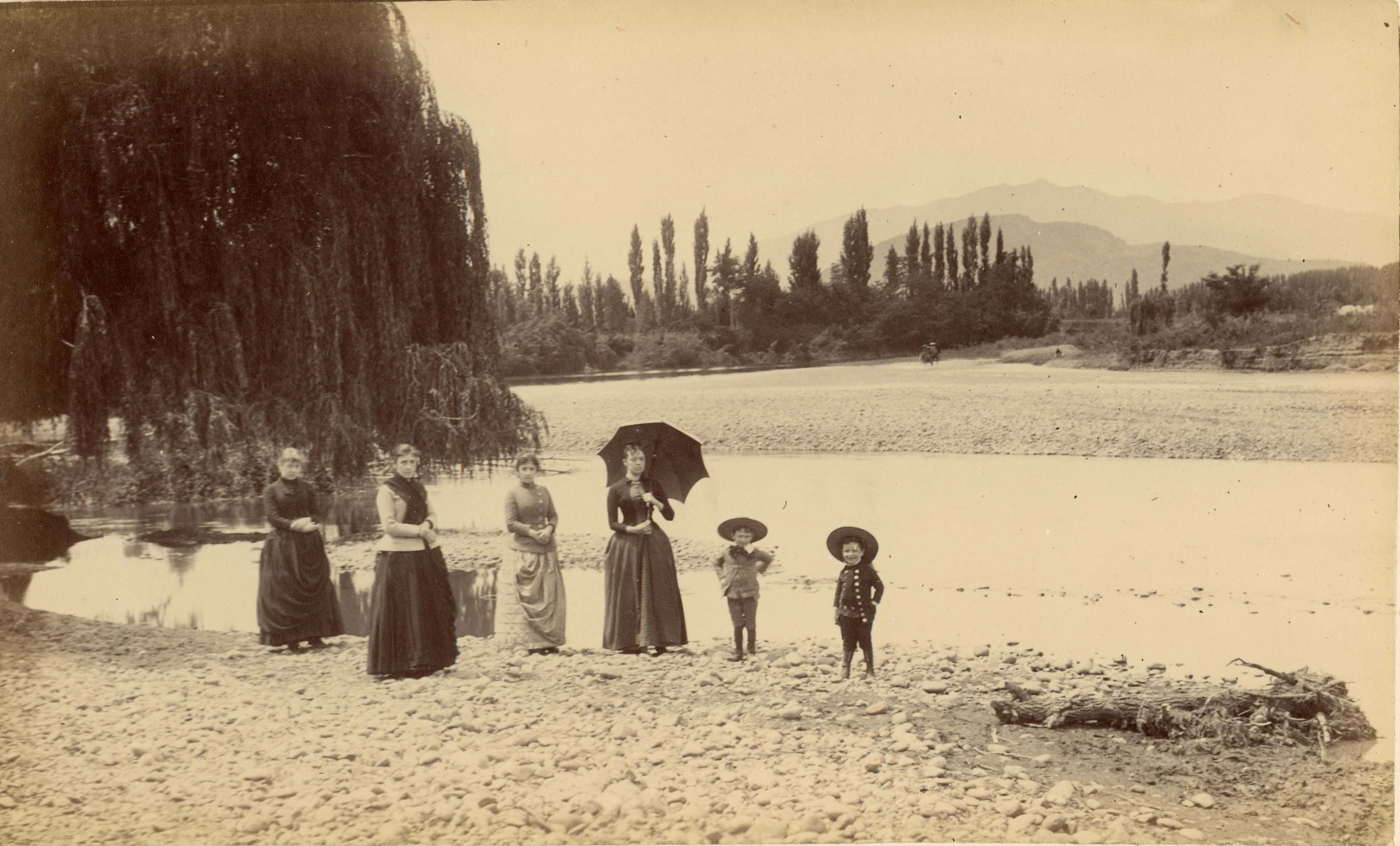 Mujeres y niños a la orilla de un río, 1888