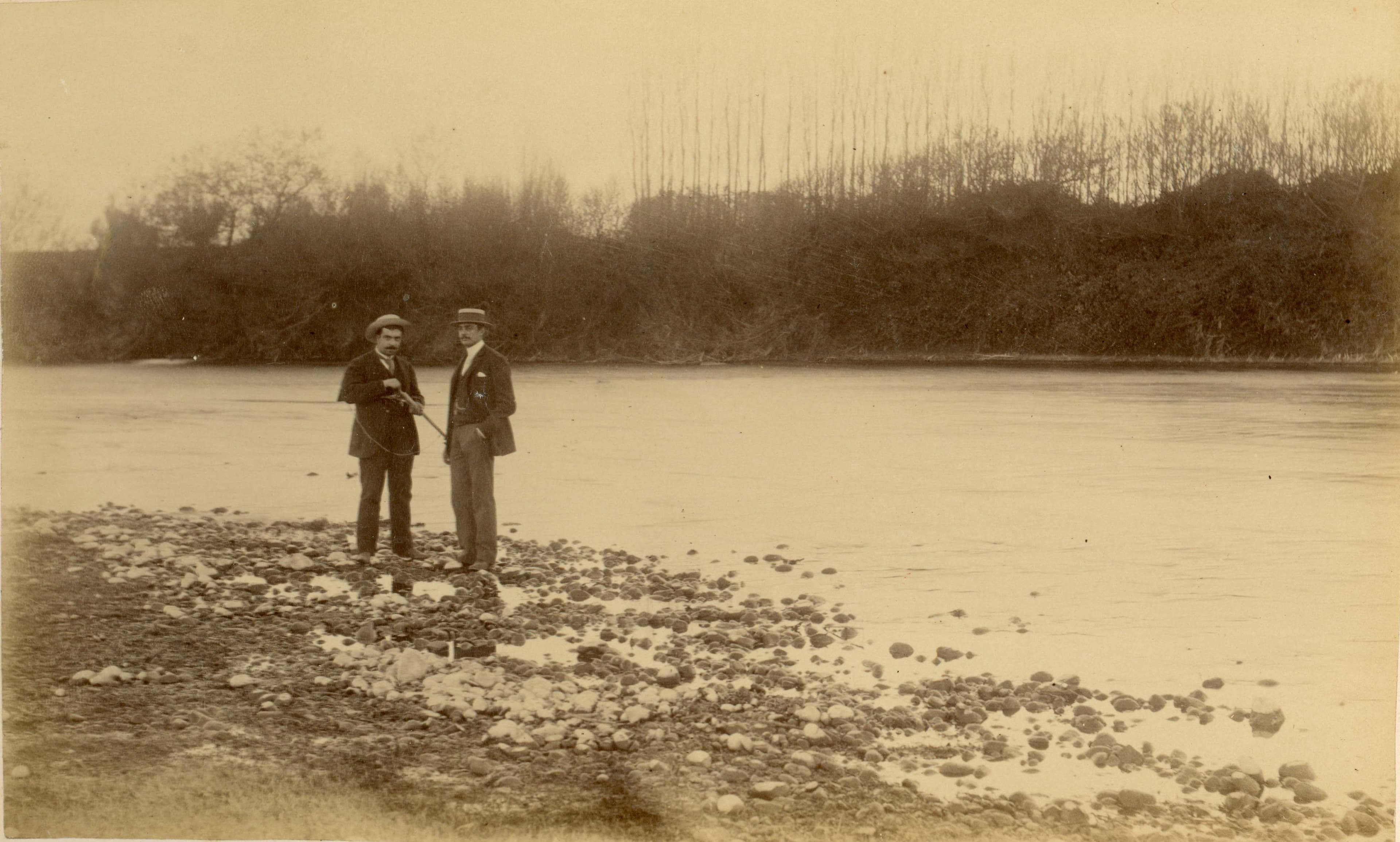 Hombres a la orilla de un río, zona central, 1888