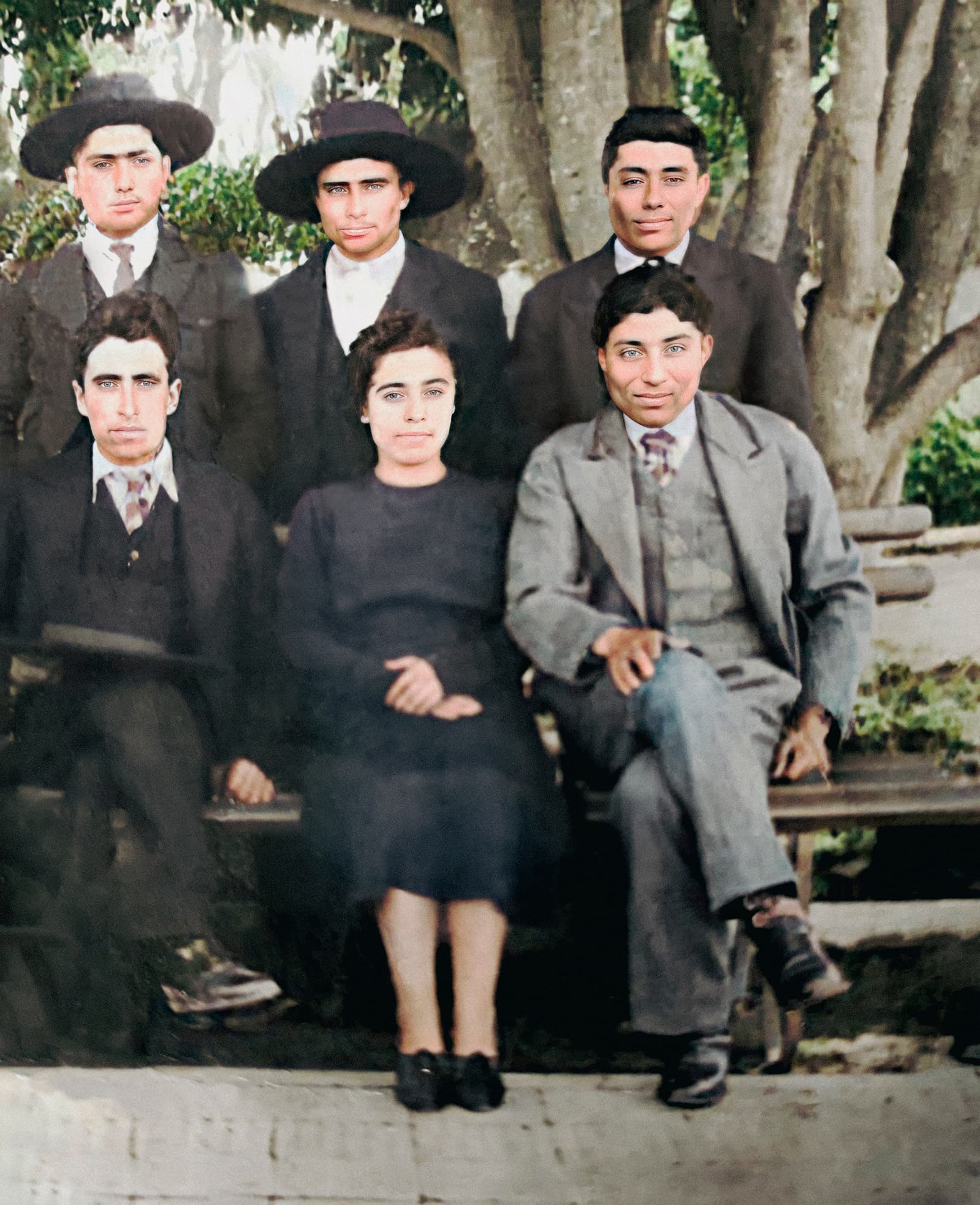 Posando en Plaza de Constitución, Maule ca. 1945
