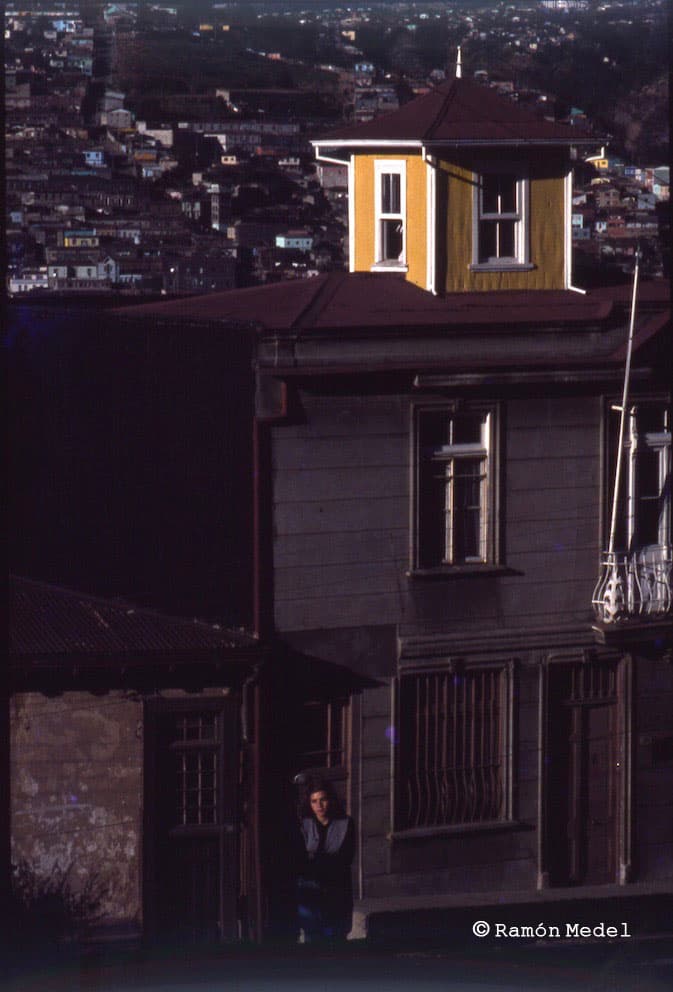 Mujer en la puerta de su casa de Valparaíso, 1980