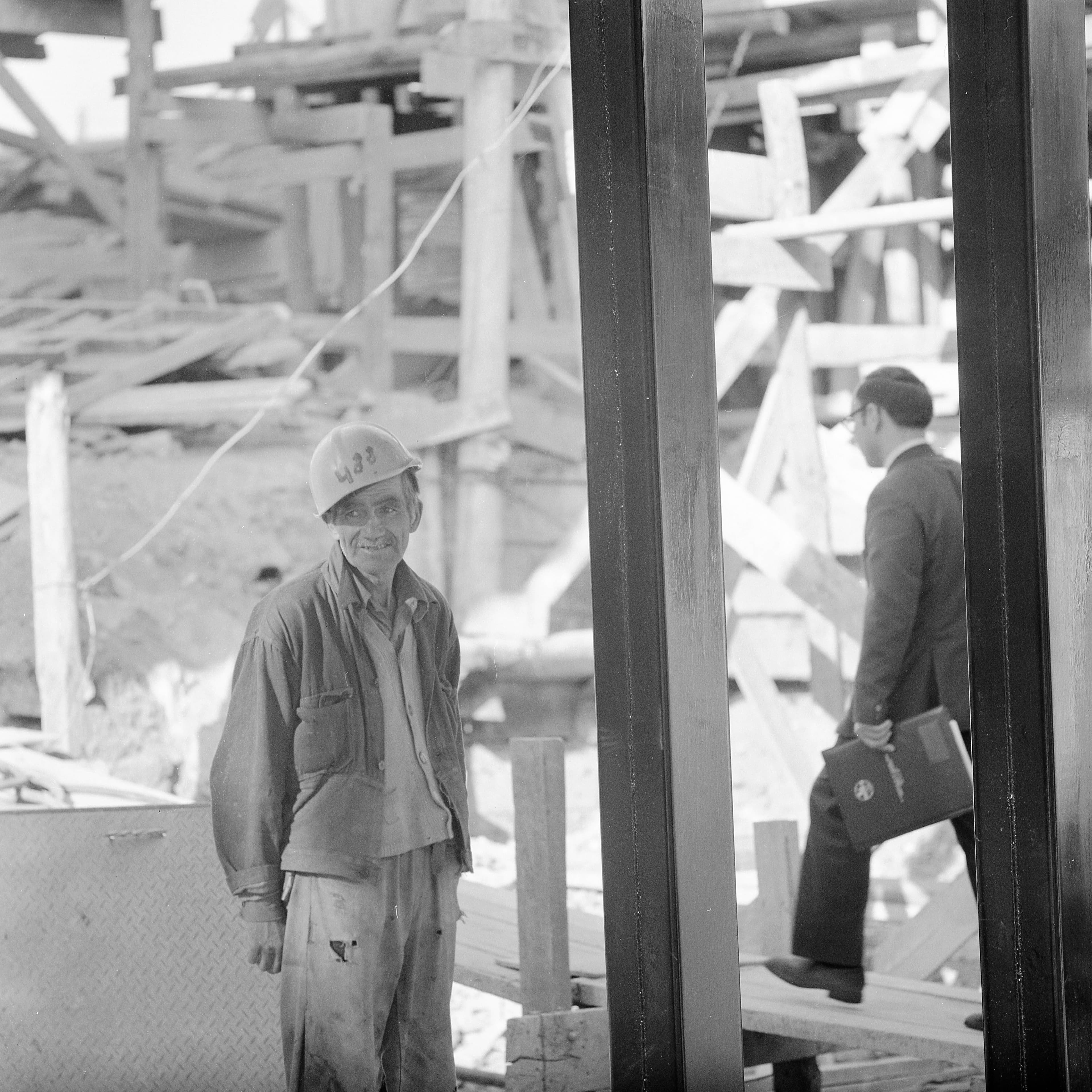 Obrero de la construcción en obra Corvi, 1972