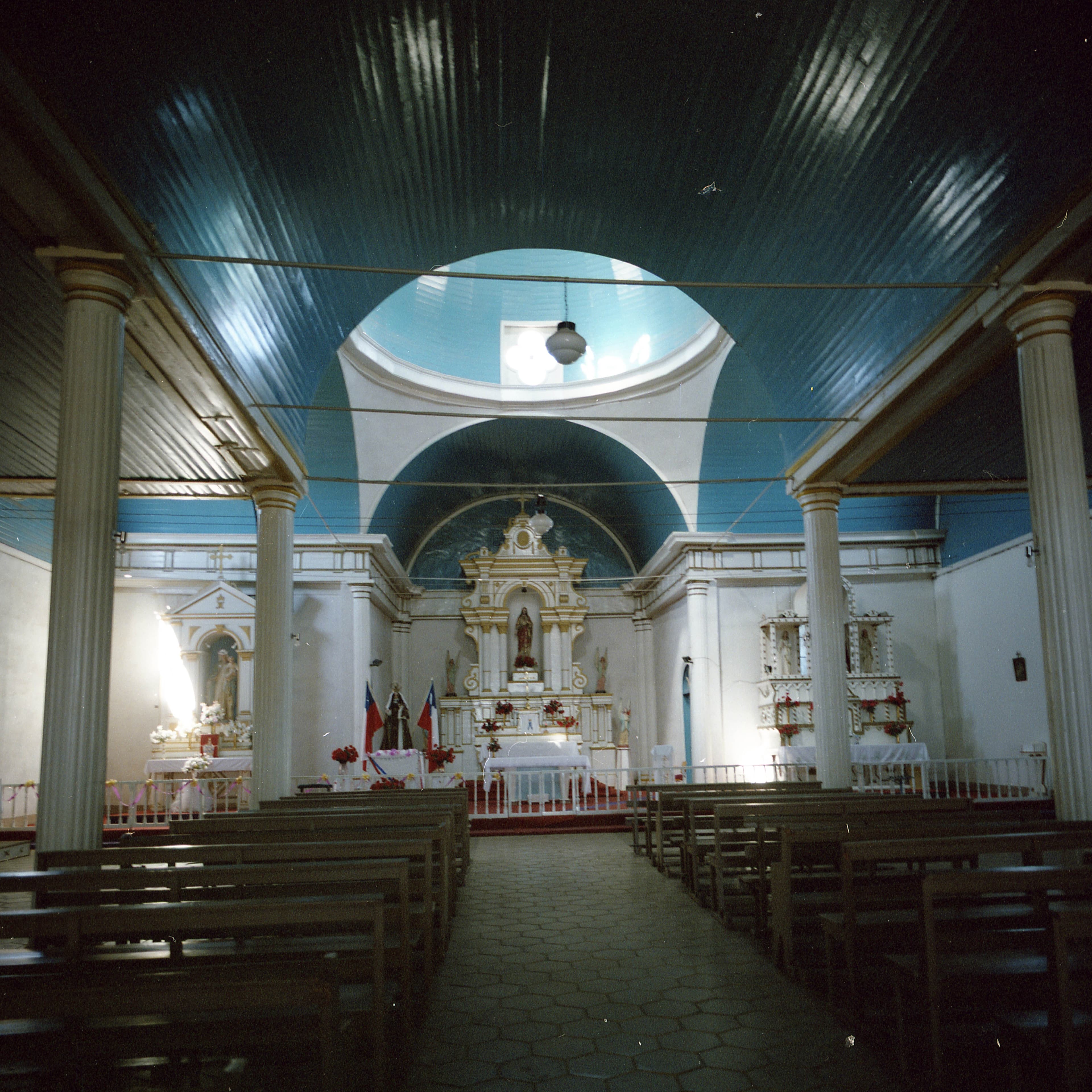 Interior de la iglesia San Andrés de Pica, 1993