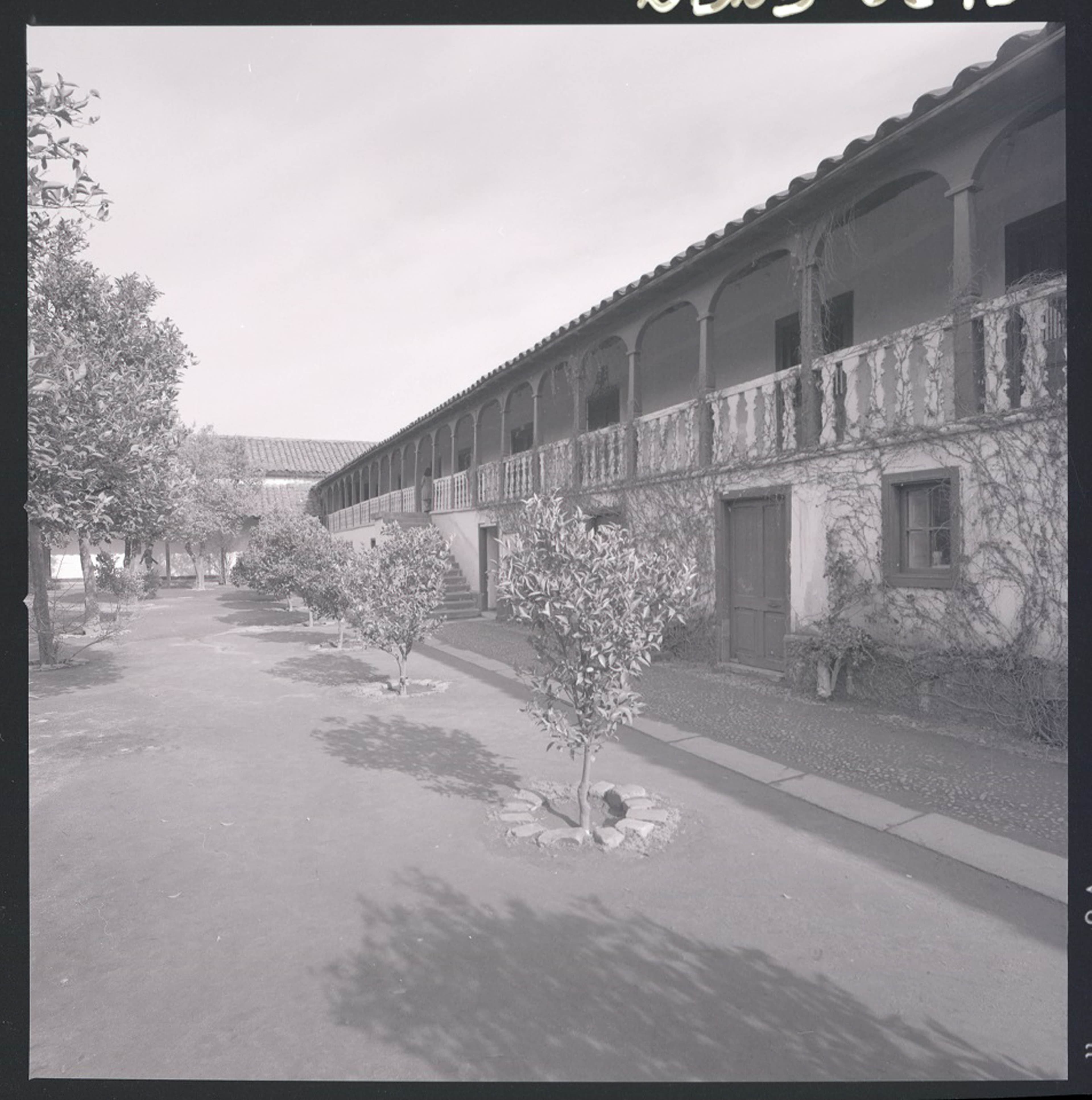 Interior del campus Lo Contador de la Universidad Católica, 1977