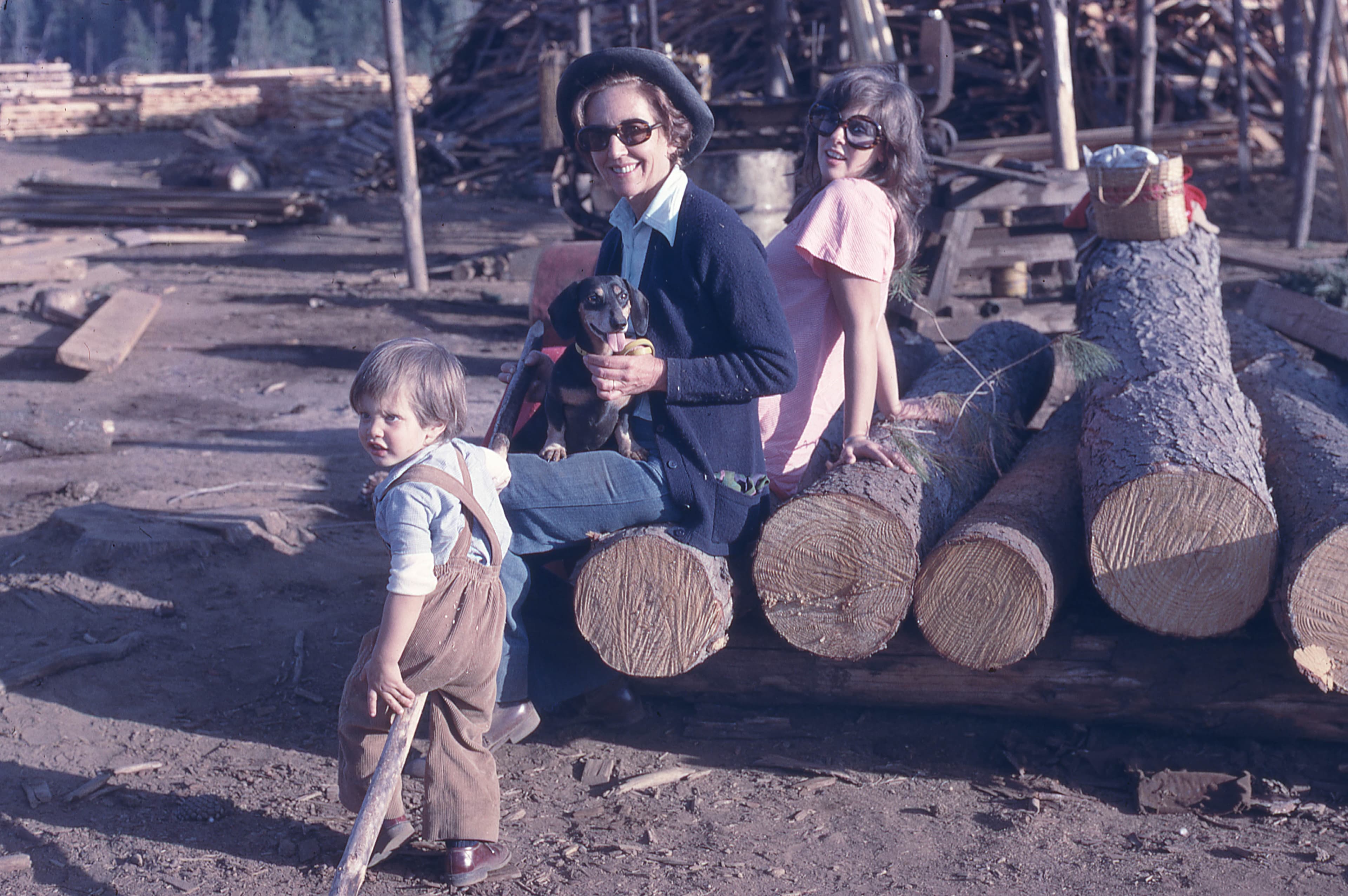 Mujeres y niño en aserradero, 1975