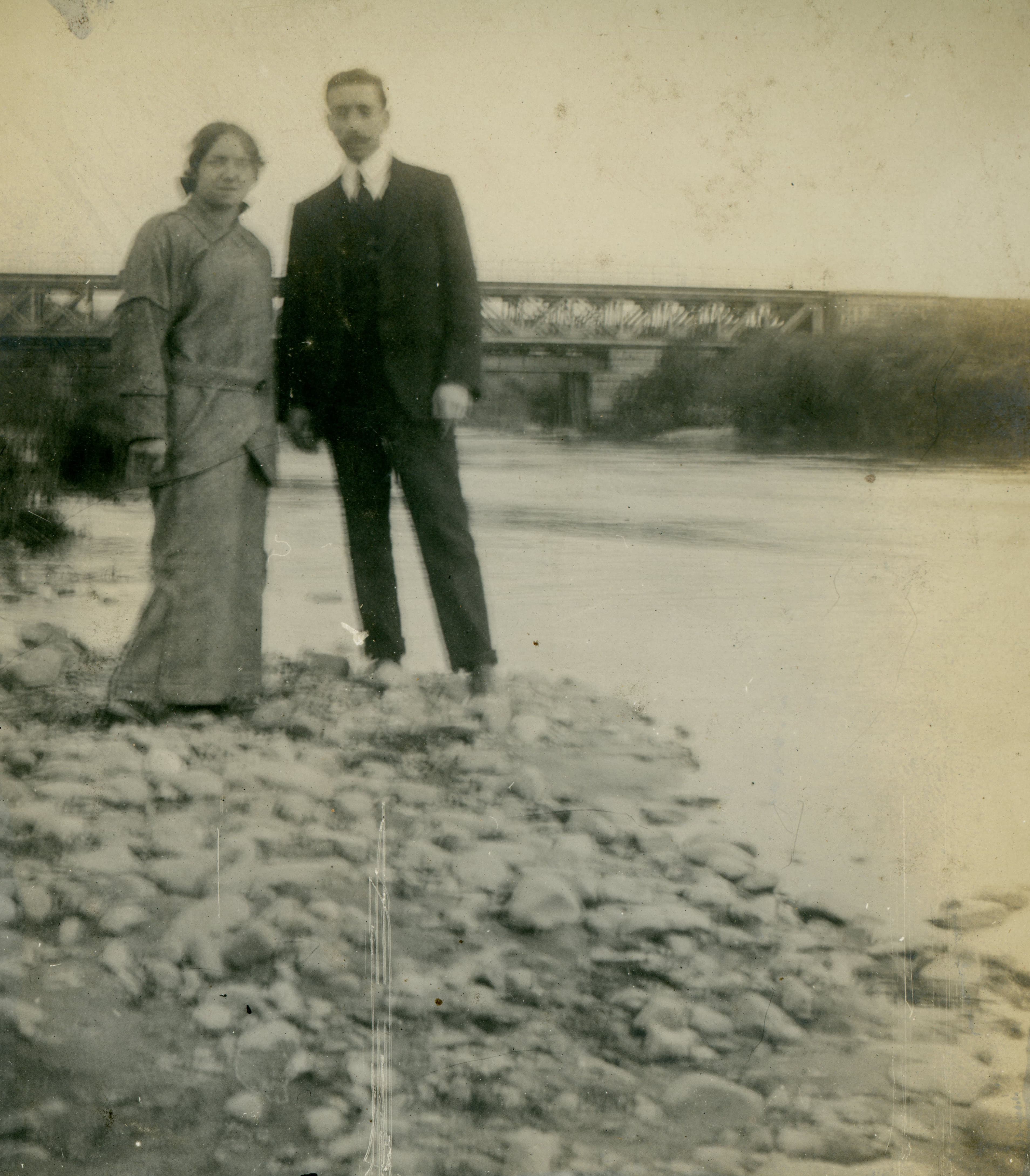 Pareja en un río, Quilpué, Septiembre de 1914