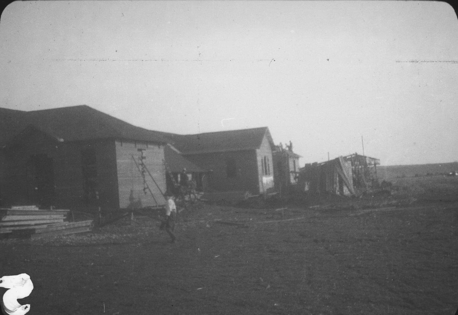 Niño frente a casas en construcción, Temuco, 1928