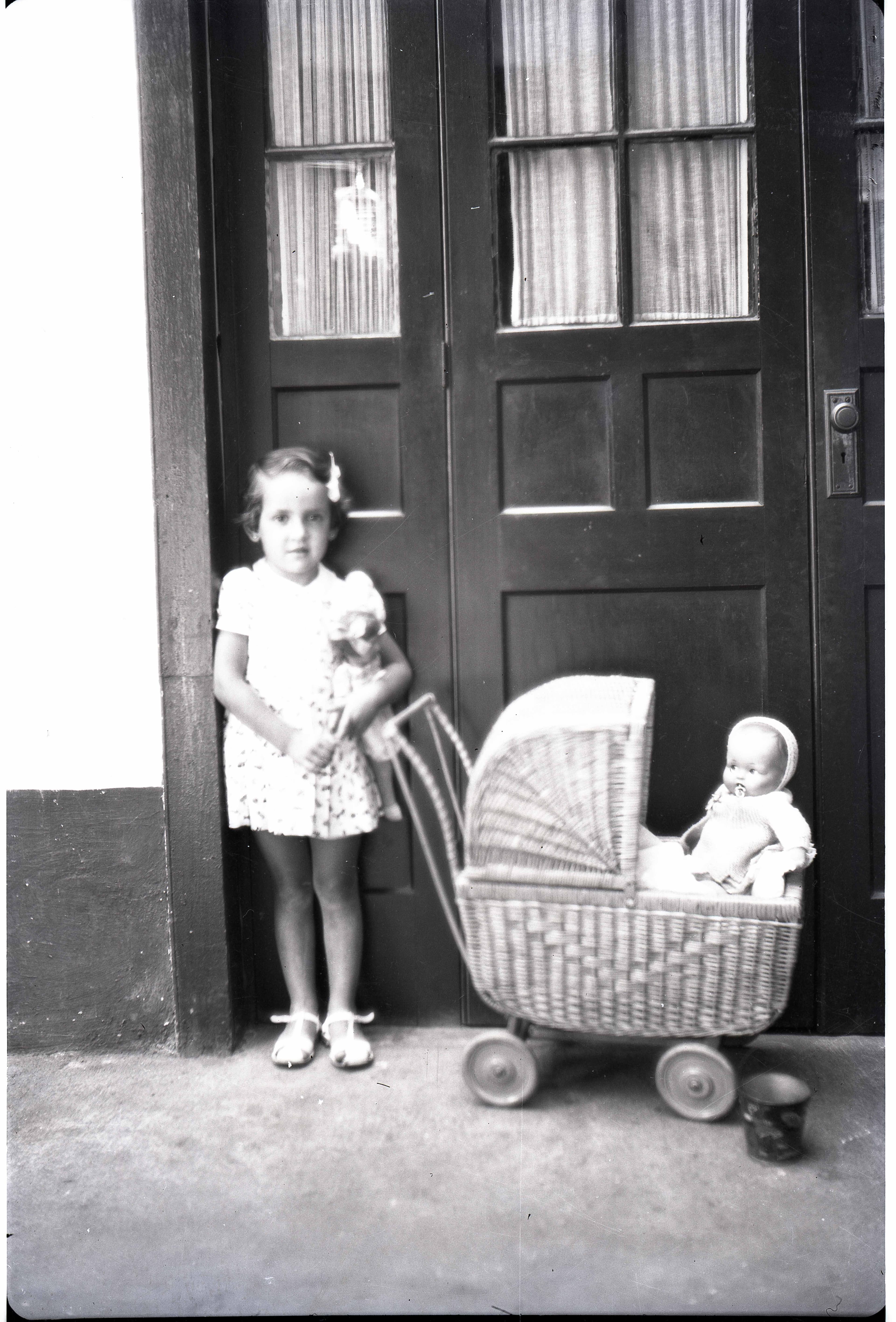 Niña y muñeca en coche, Cajón del Maipo, 1920