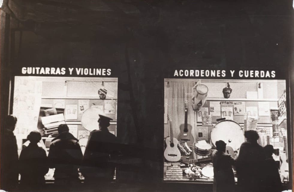 Vitrinas de la tienda Casa Amarilla, ca. 1950