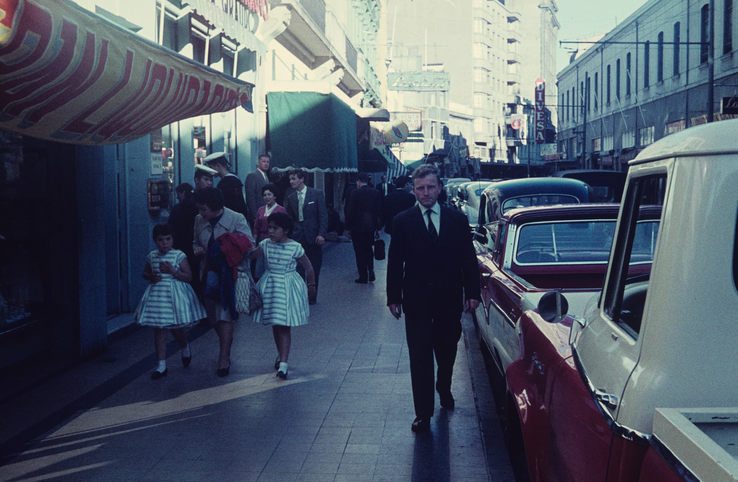 Calle comercial en Valparaíso, Noviembre, 1960