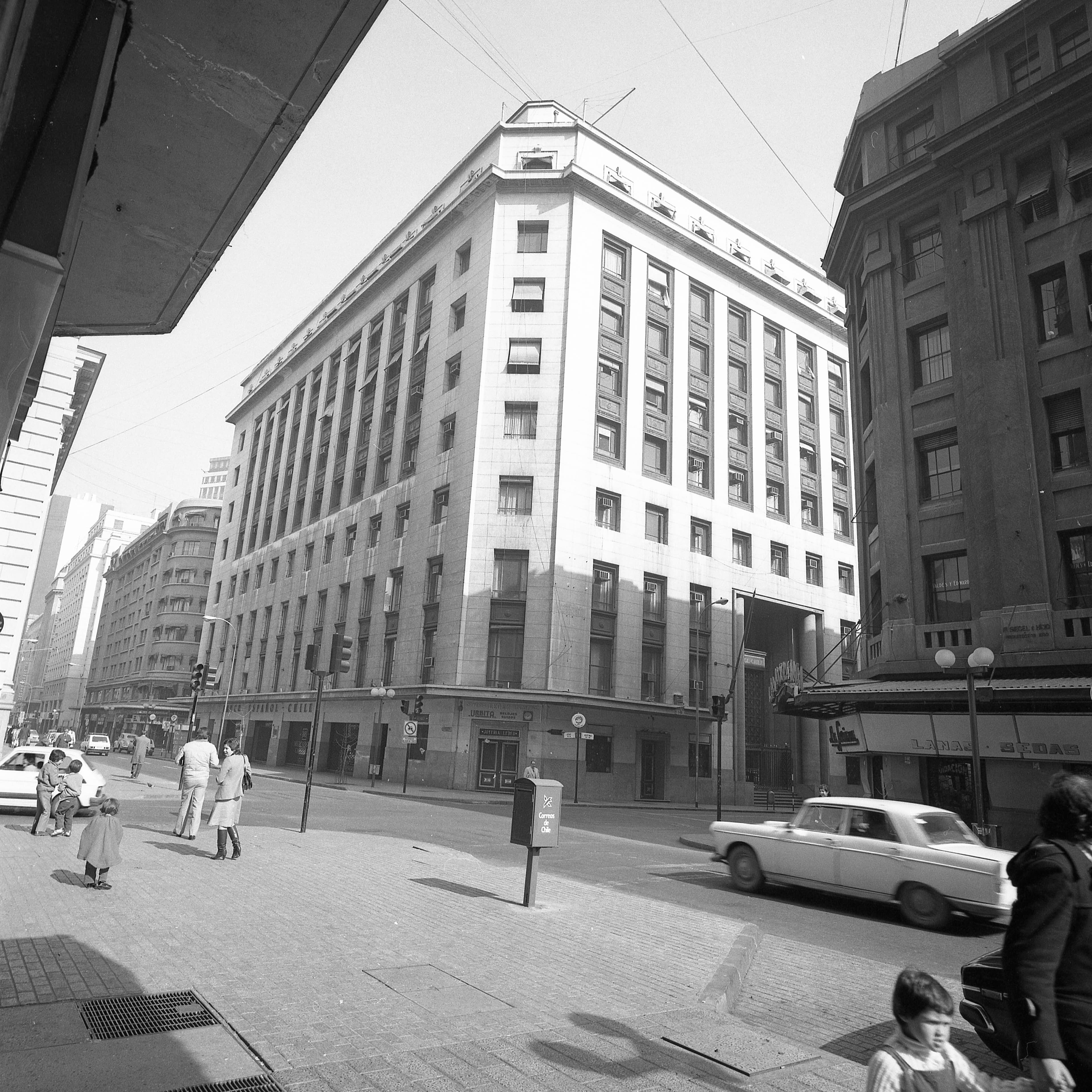Edificios en la esquina de Estado con Agustinas, Santiago, 1977