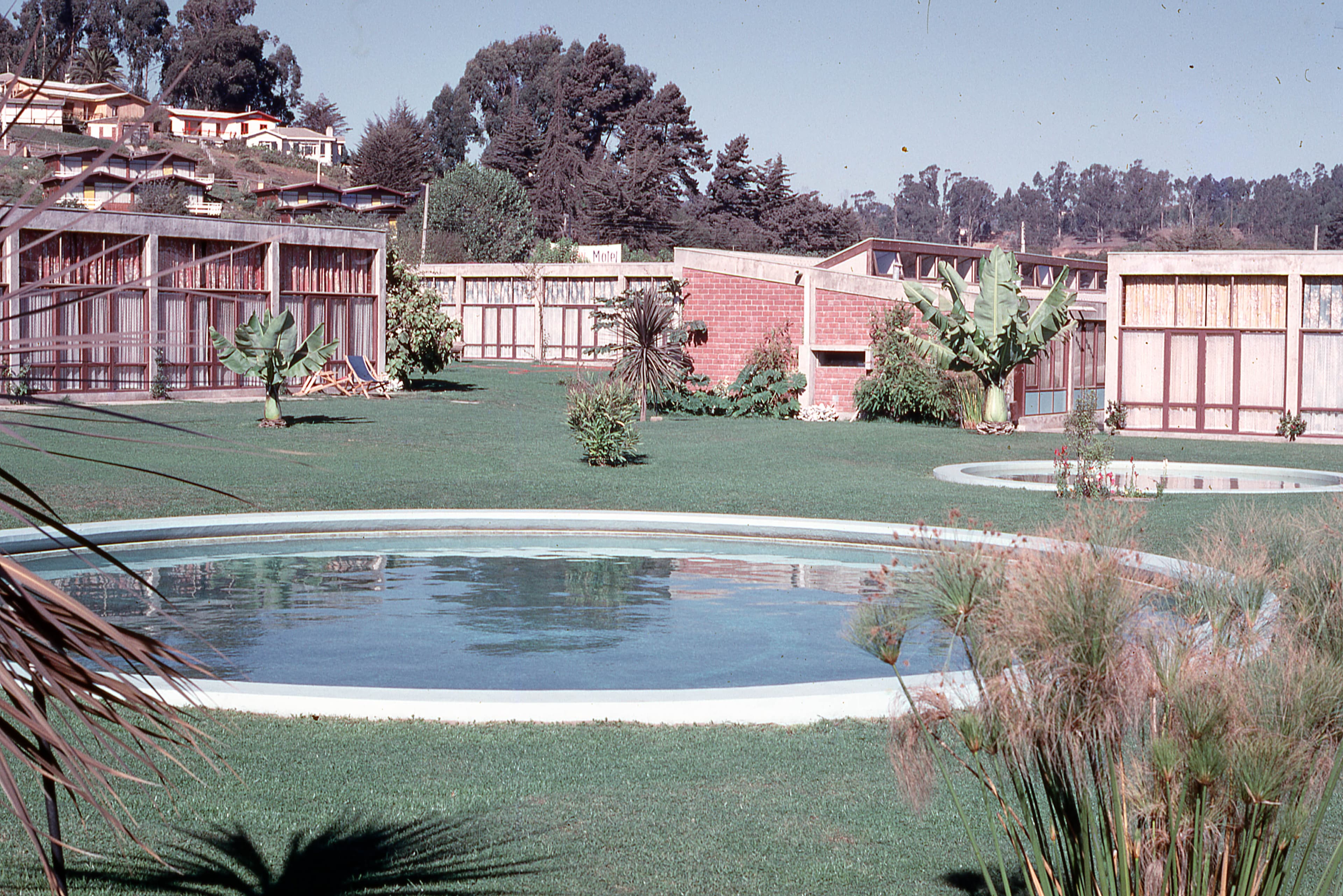 Piscina y arquitectura modernista del motel, 1975