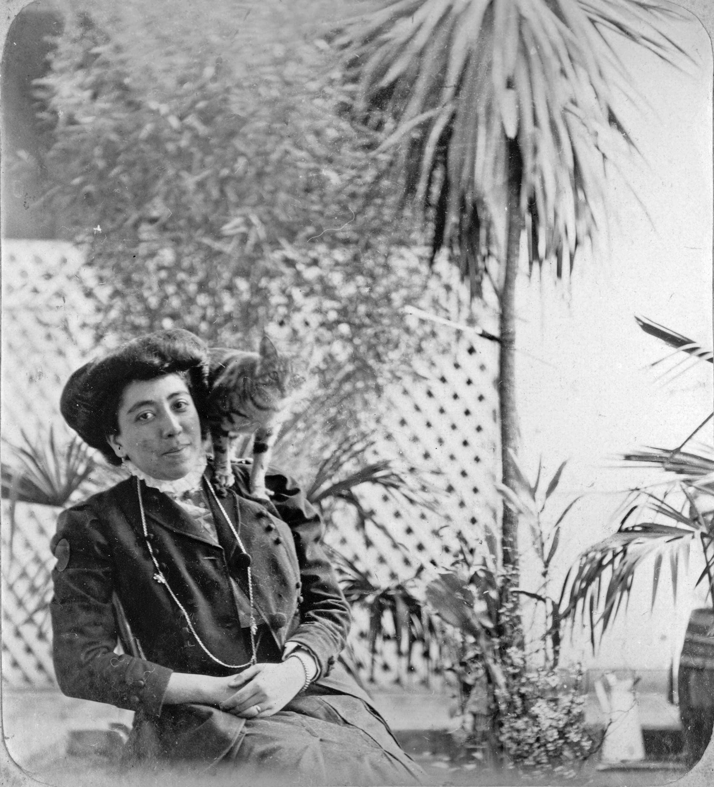 Retrato de Mujer con un gato, ca. 1900