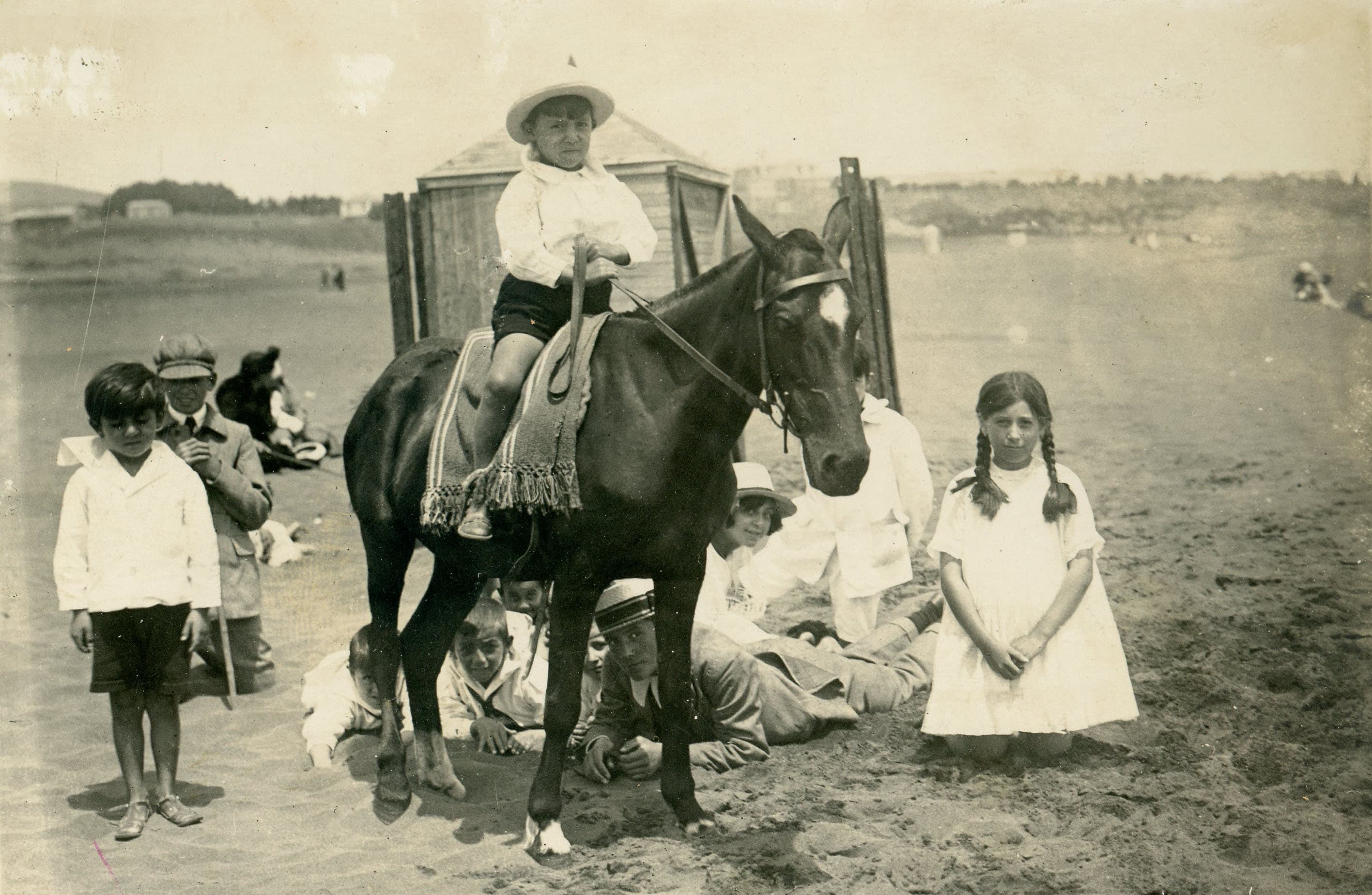Niño a caballo, Pichilemu, Febrero de 1922