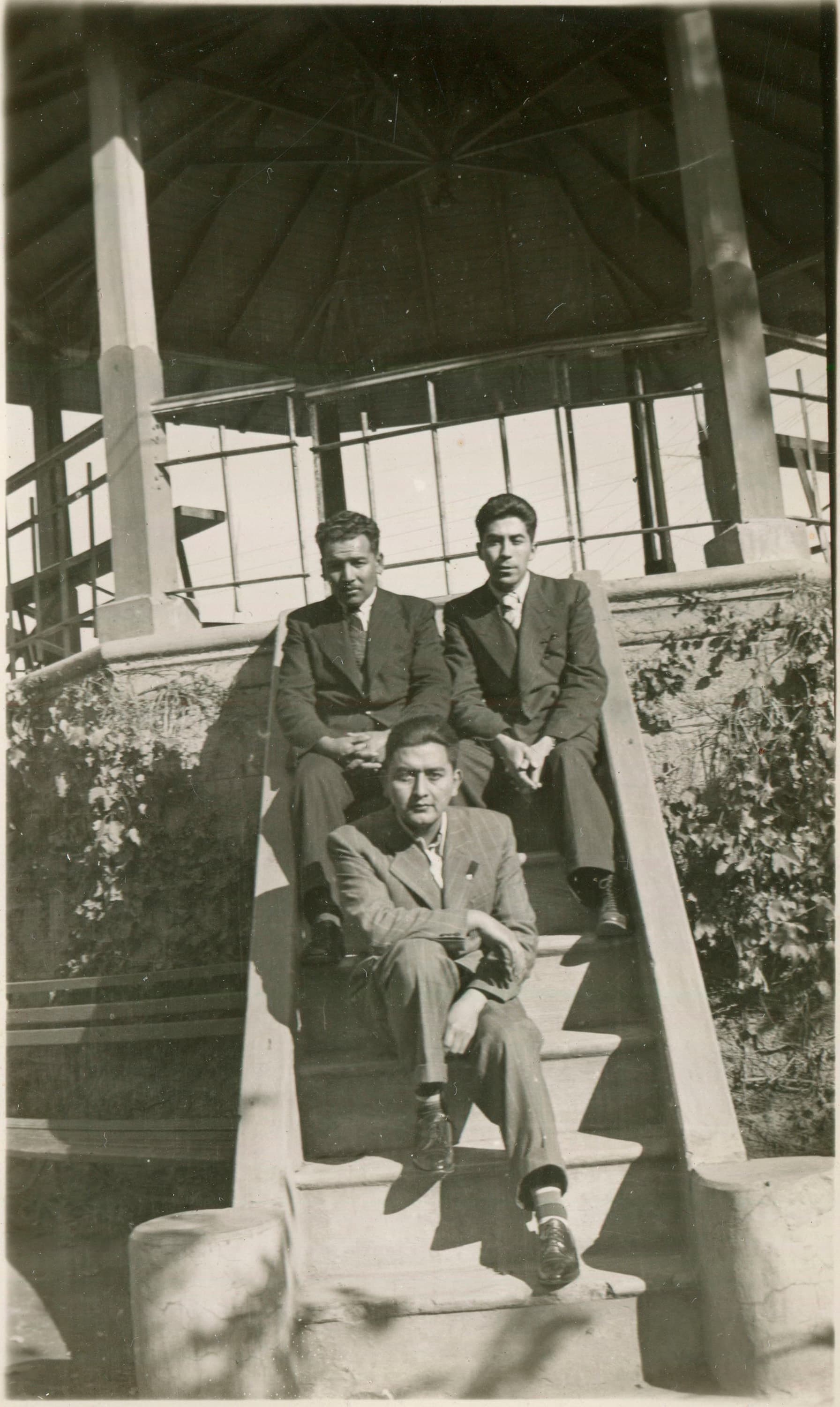 Tres hombres en una Pérgola, ca. 1965