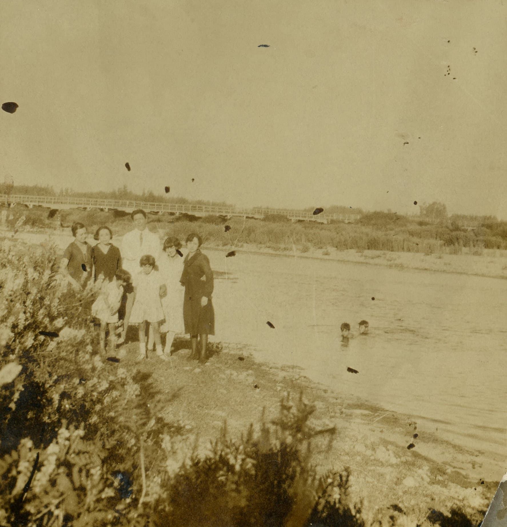 Familia en un río, ca. 1915