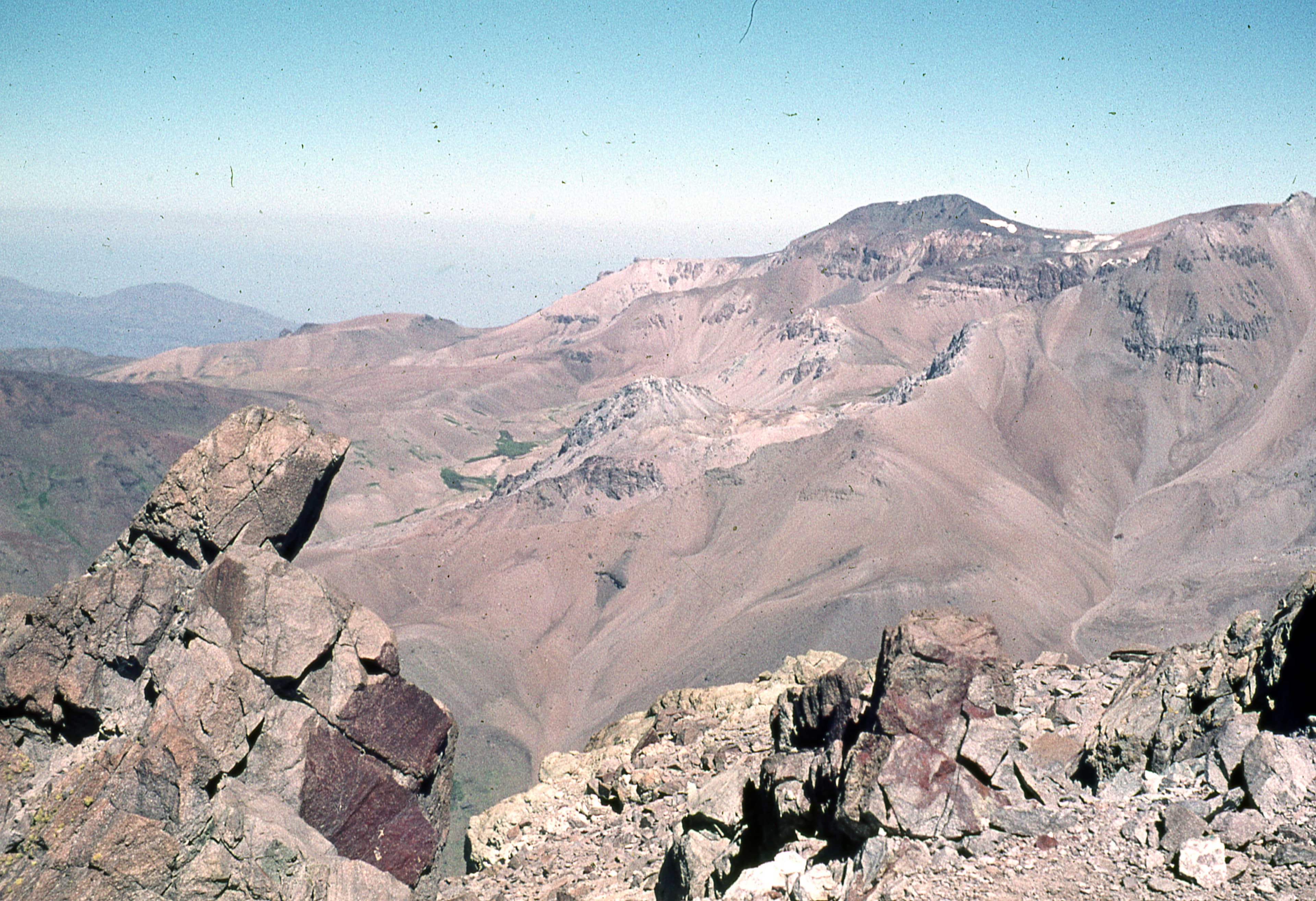 Al fondo La Leonera, bajando del Portezuelo, 1978