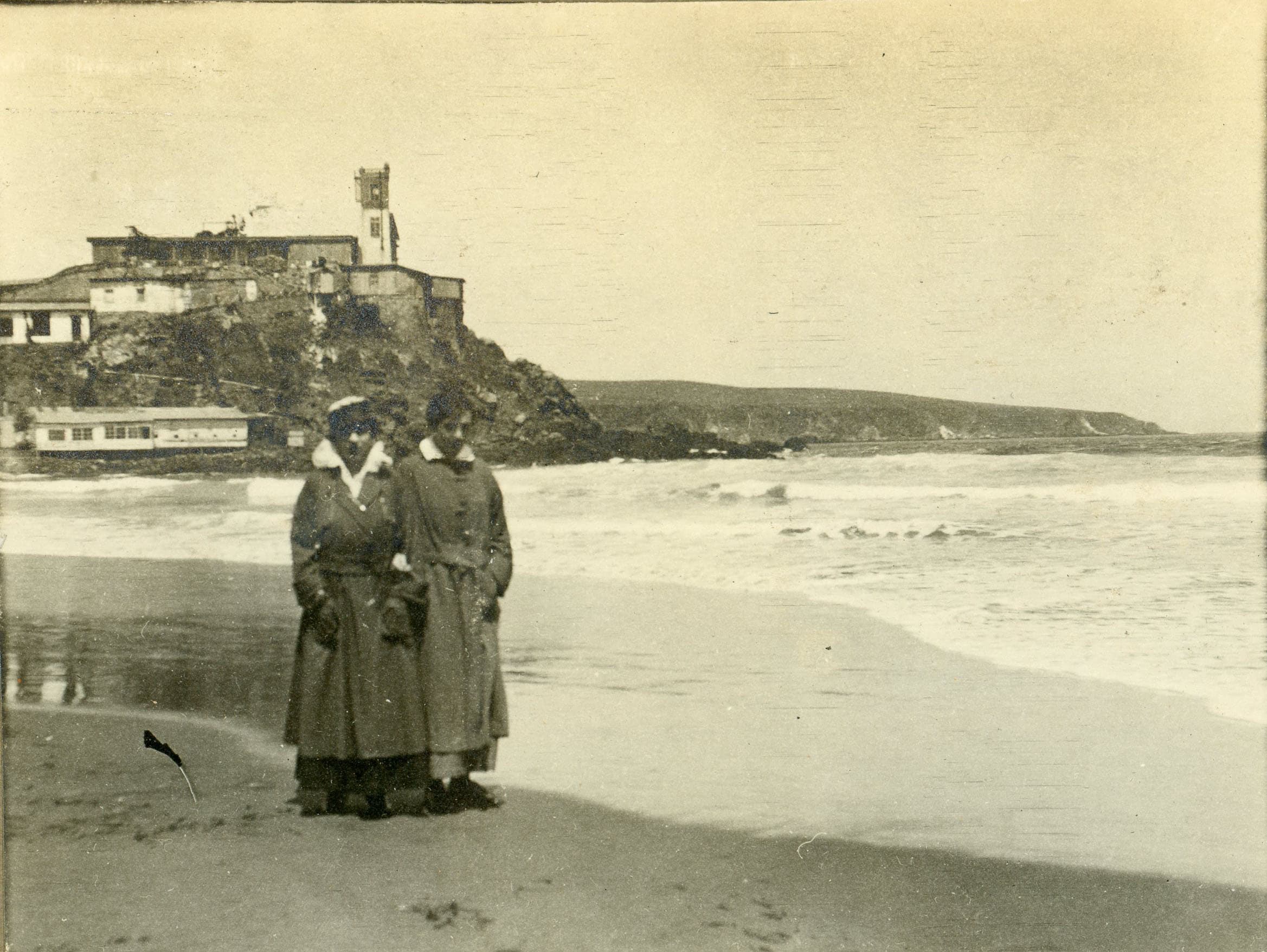 Mujeres en Playa de Cartagena, Octubre, 1915