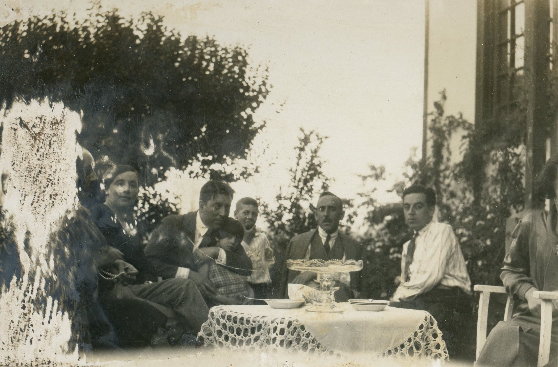 Familia en un patio, ca. 1920