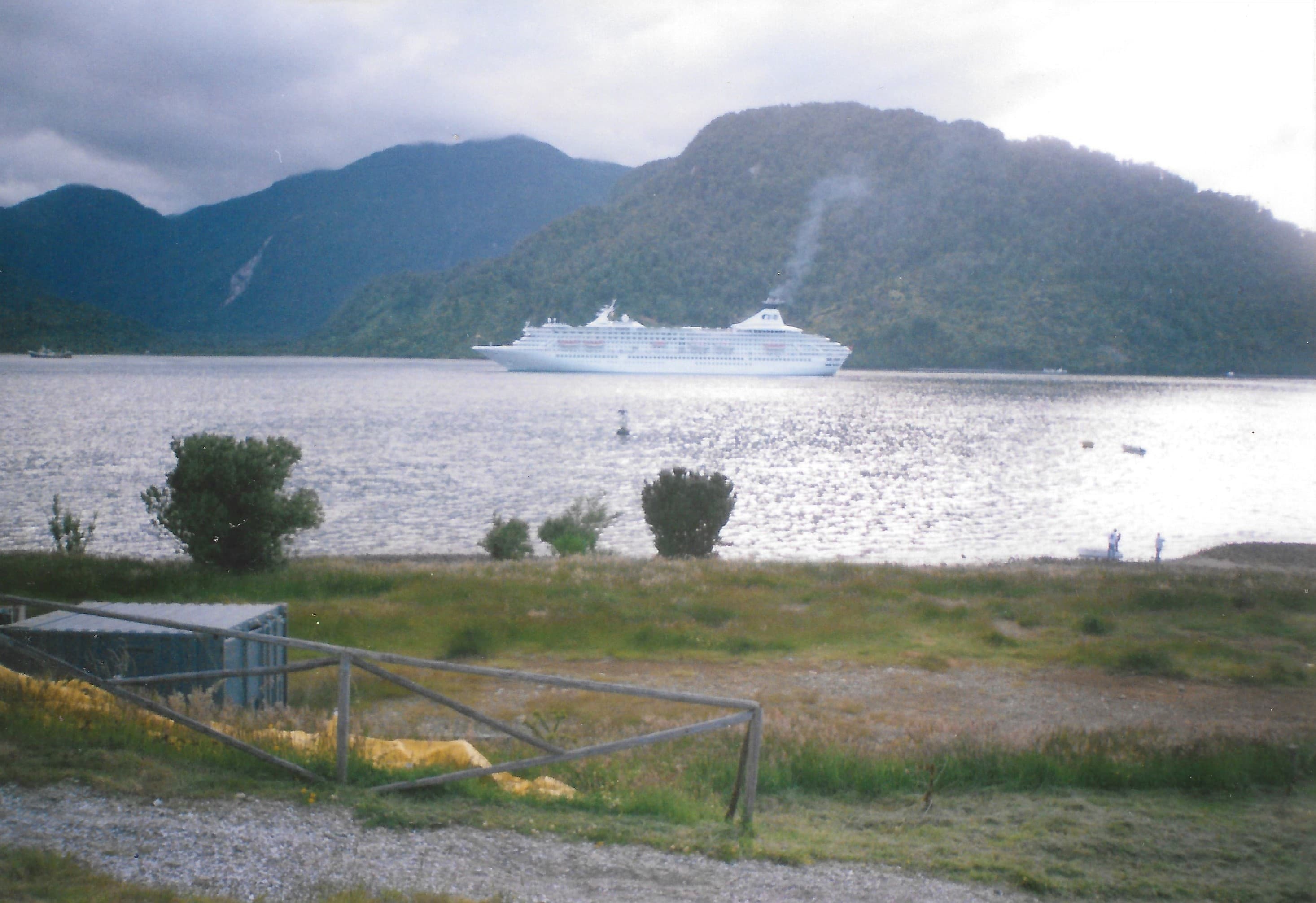 Crucero en bahia de Puerto Chacabuco, 1999