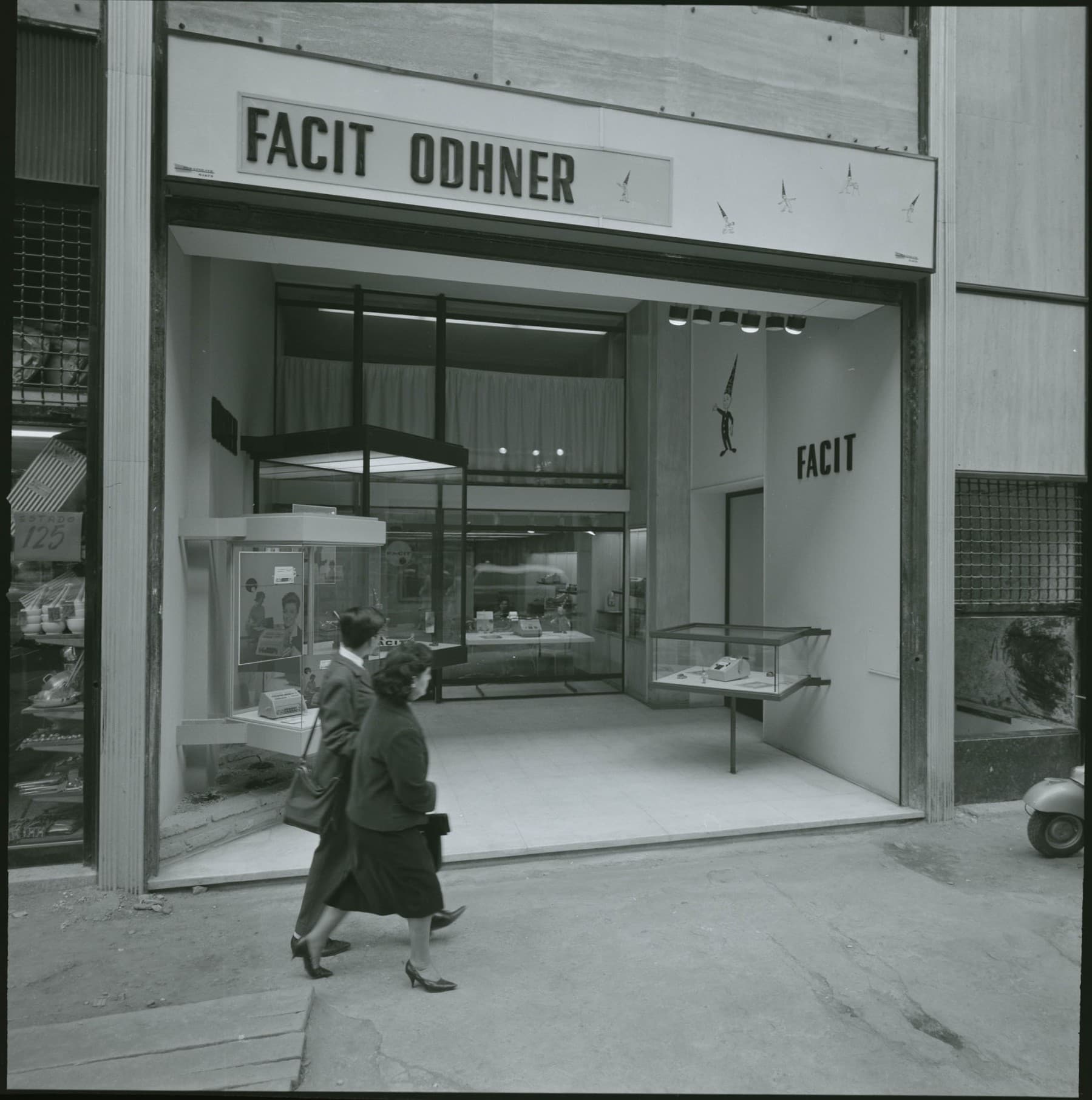 Tienda Facit en calle Estado, Santiago, 1964