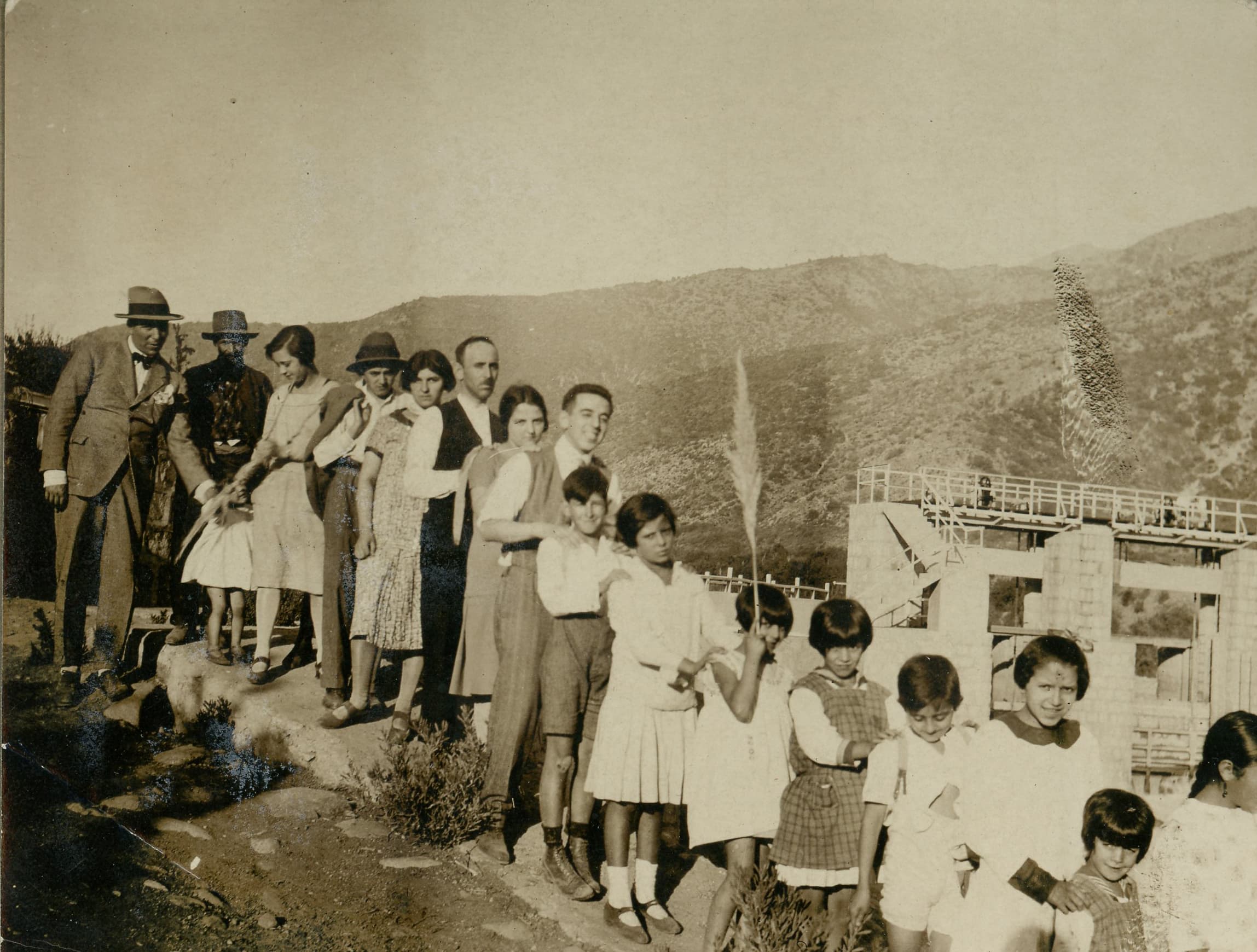Grupo de personas en una represa, ca. 1915
