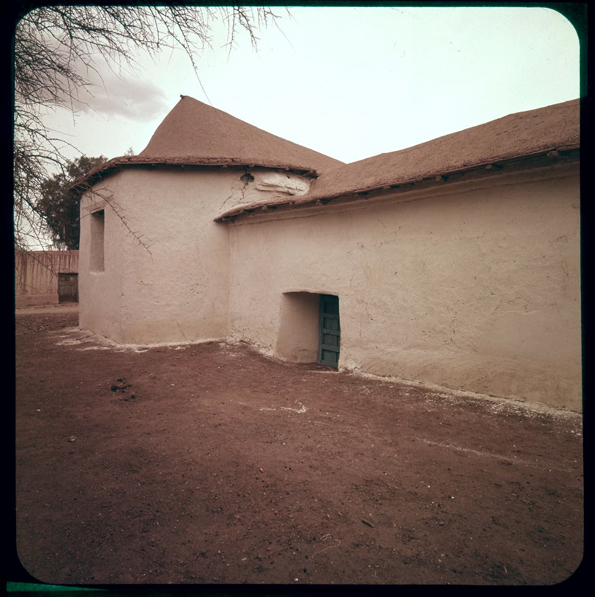 Vista de la parte trasera de la iglesia de San Pedro, Región de Atacama, Chile, 1950 - 1965