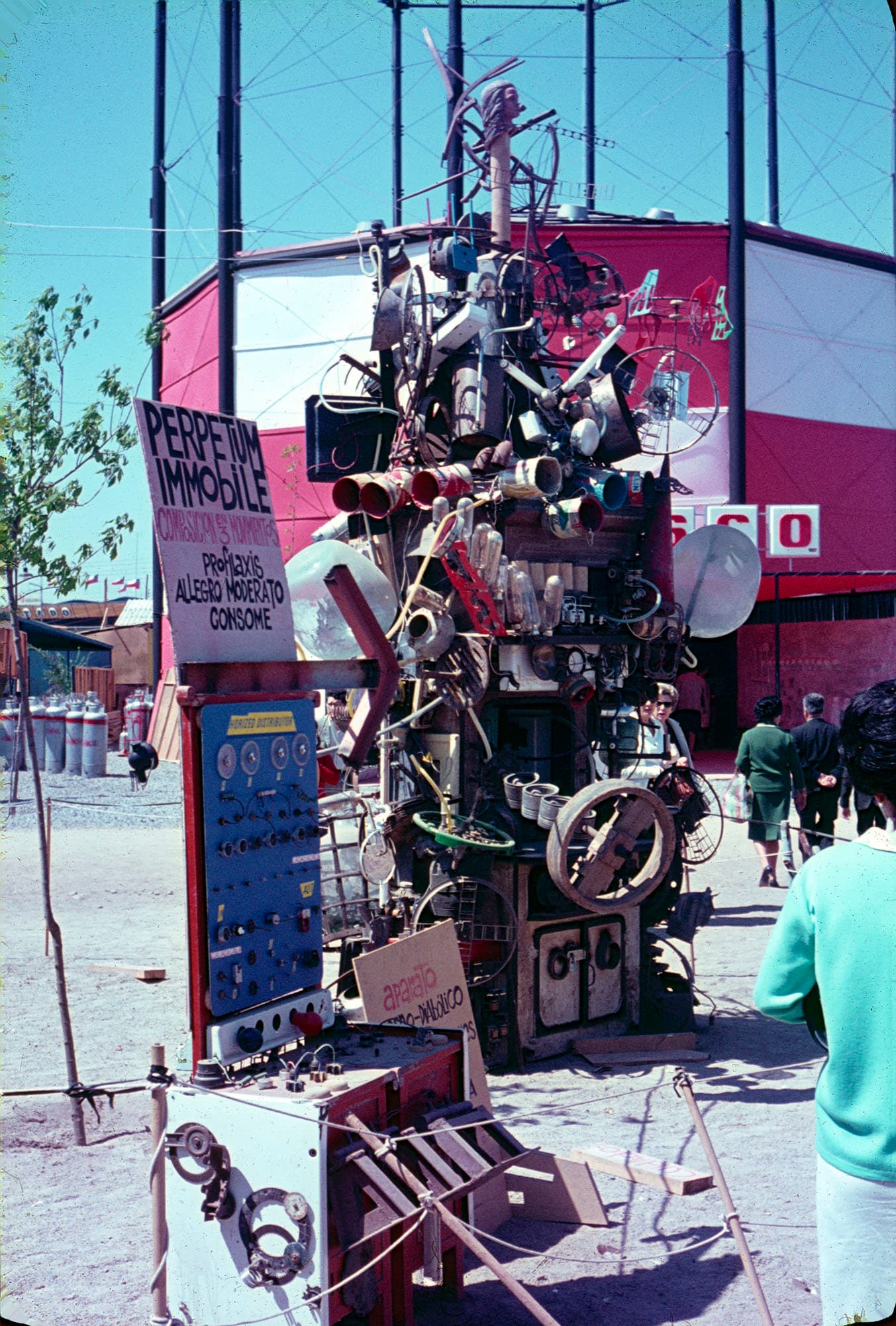 Escena en Feria Industrial, Santiago, 1964