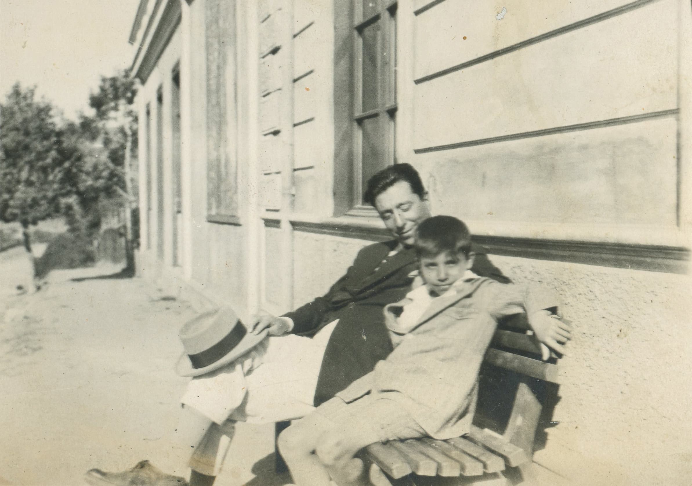 Padre e hijo en Plaza de Papudo, ca. 1927