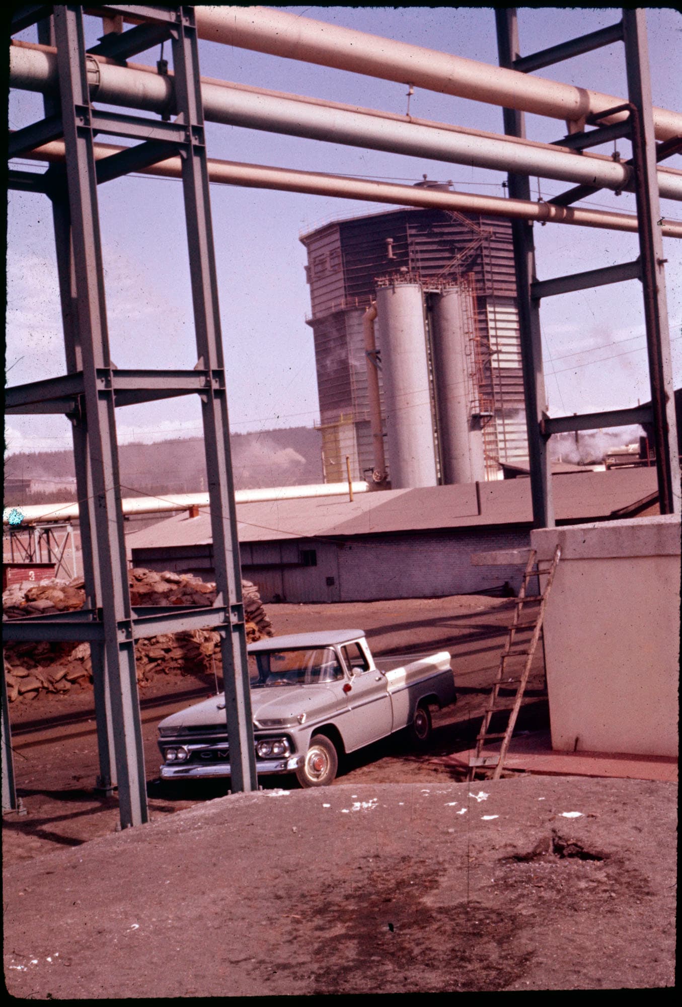 Automóvil en Siderúrgica Huachipato, ca. 1964