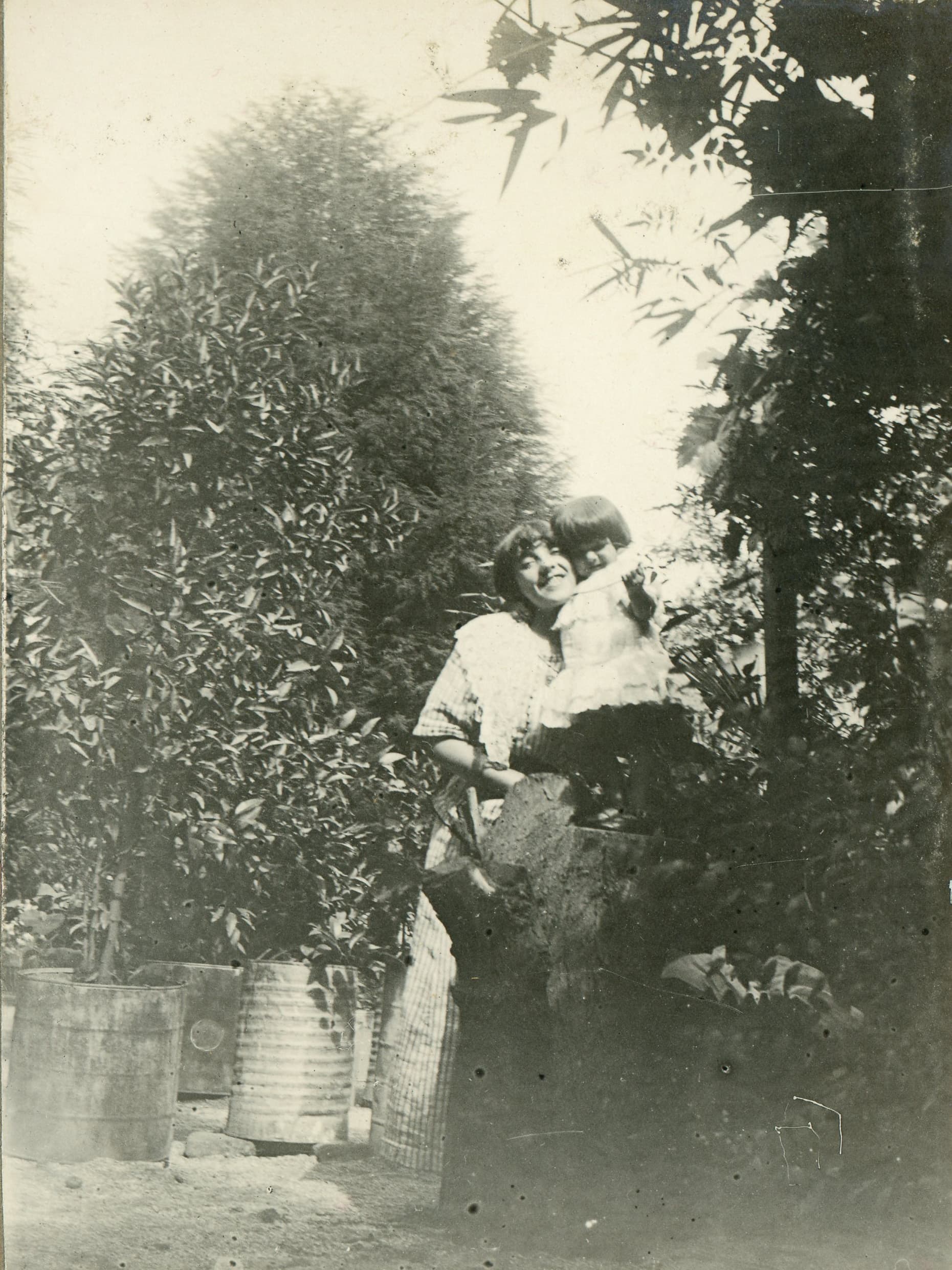 Mujer y niña en Limache, Febrero de 1913