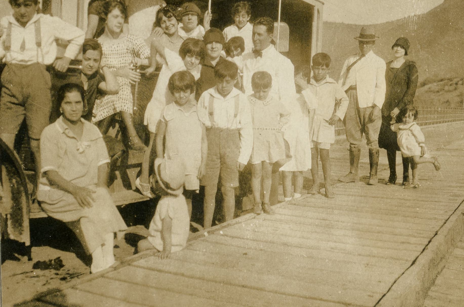 Grupo de personas en una carretera, lugar desconocido, ca. 1915