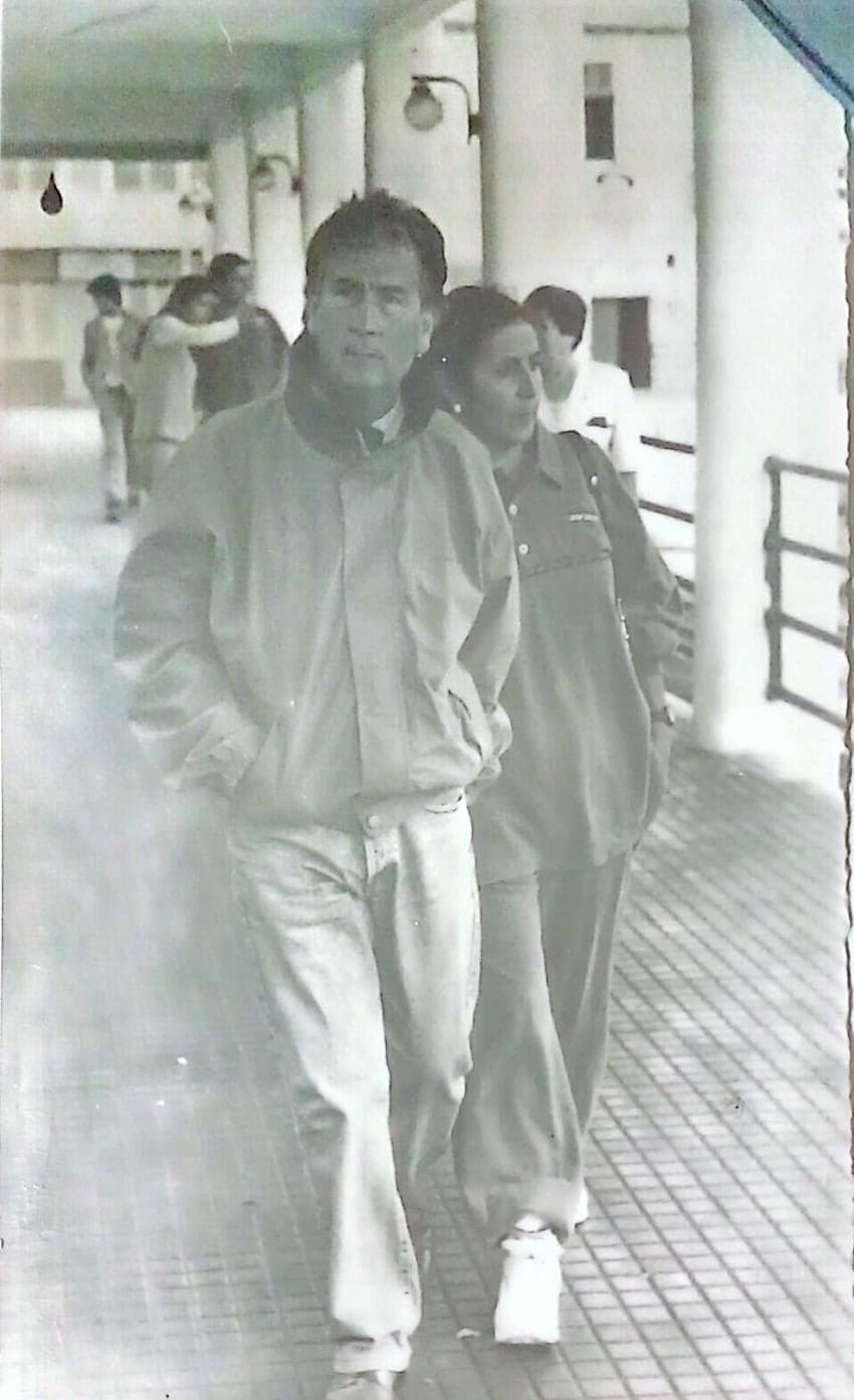 Pareja paseando en puente en Viña del Mar en 1992