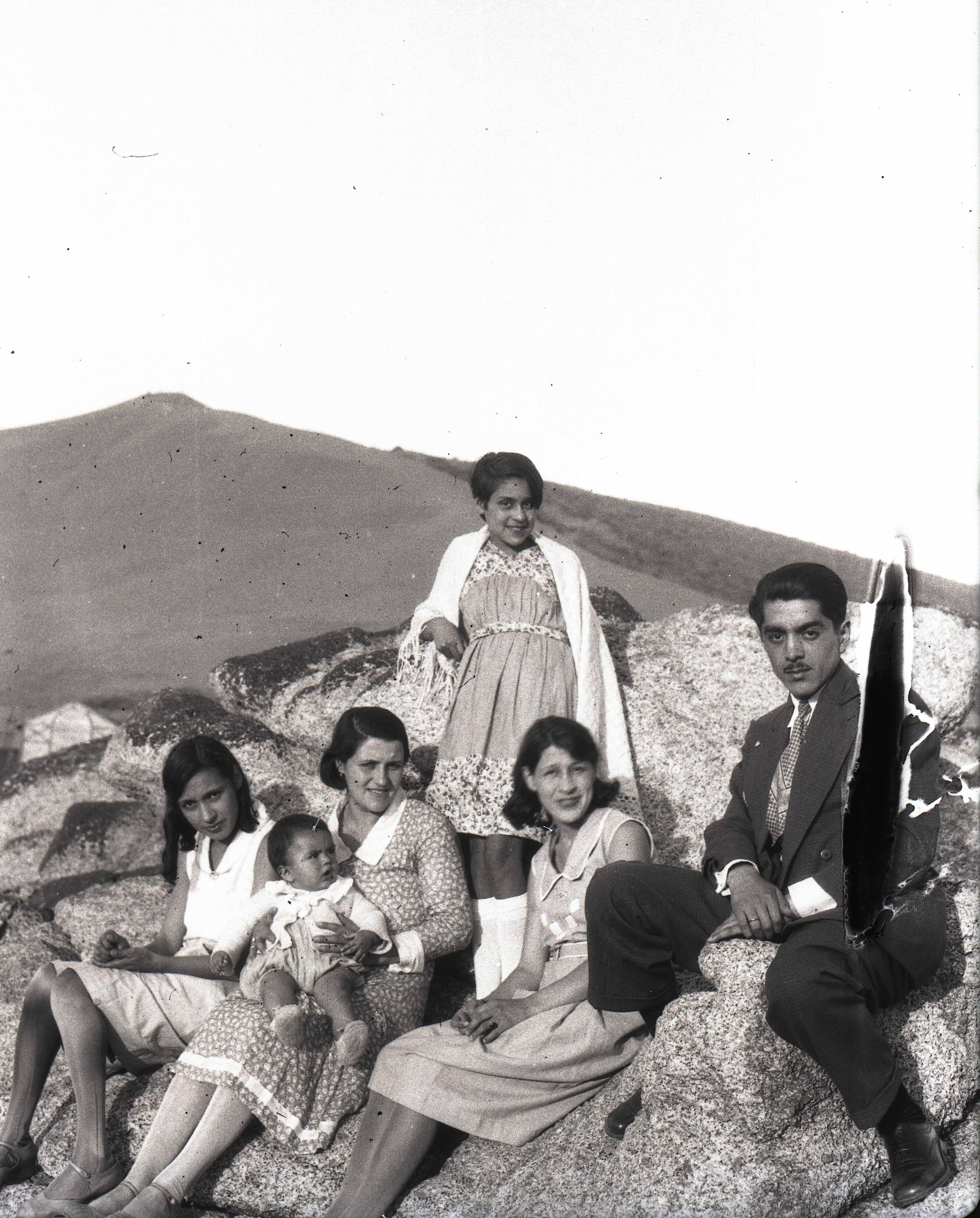 Grupo de personas en lugar sin identificar, 1920s