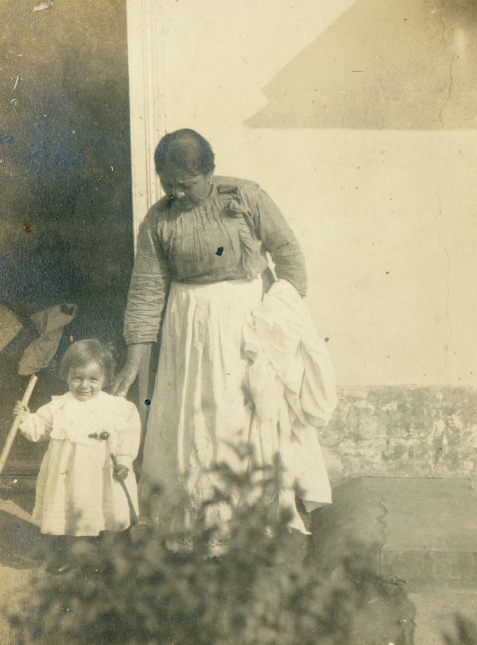 Mujer y niña en Papudo, Febrero 1914