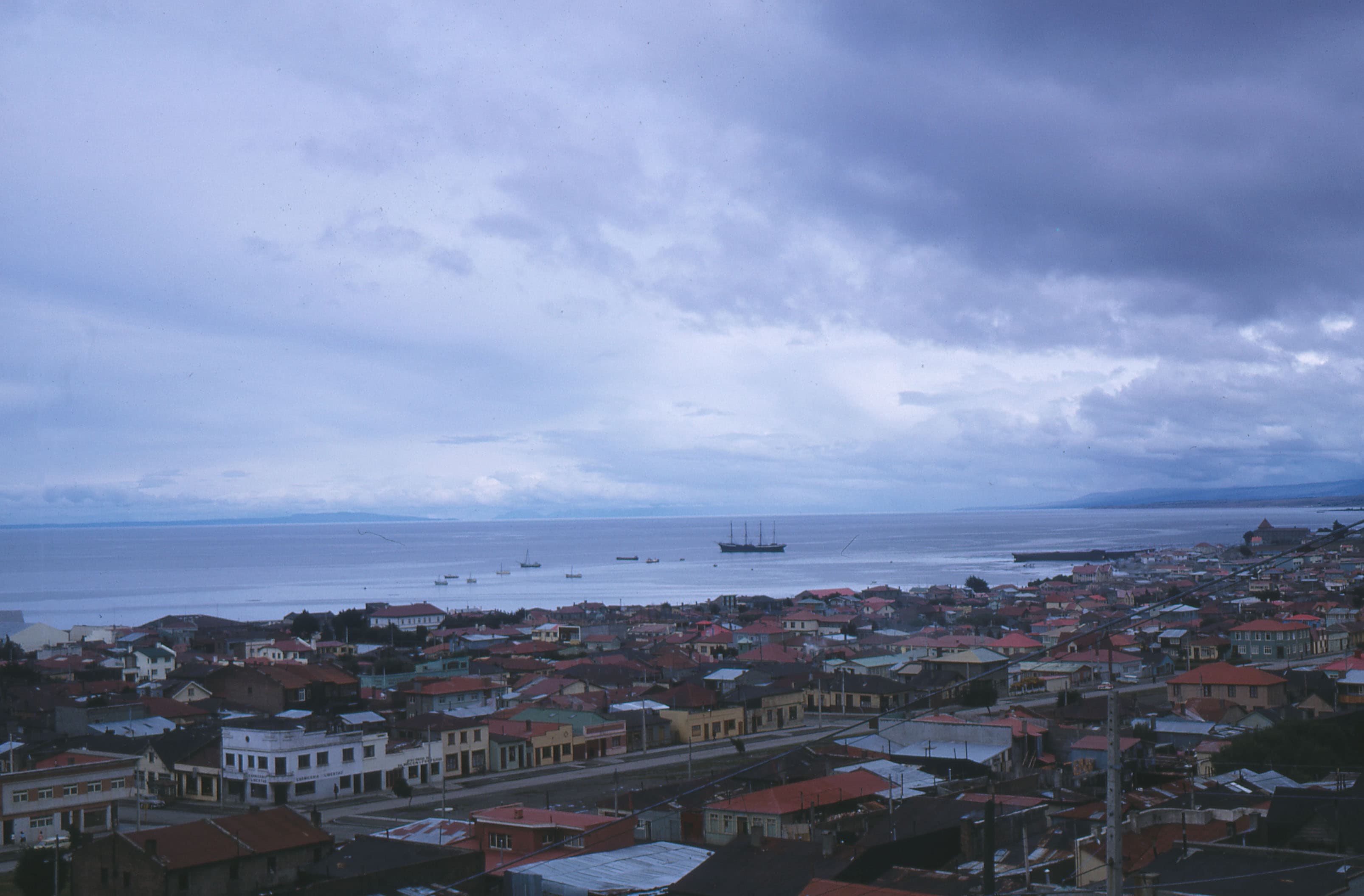 Vista de Punta Arenas y el Estrecho de Magallanes, 1965