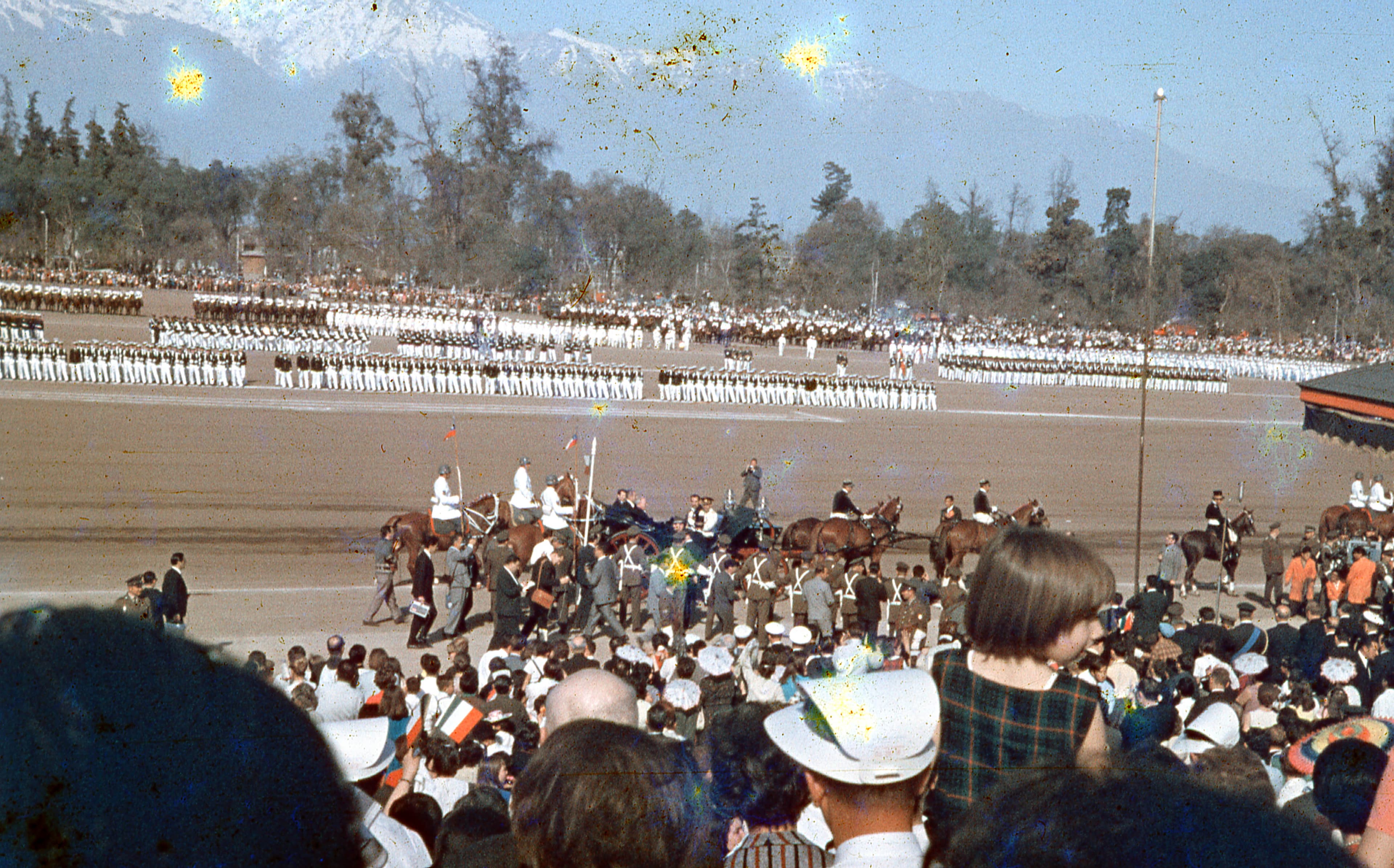 Autoridades escoltadas en la Parada Militar de 1965