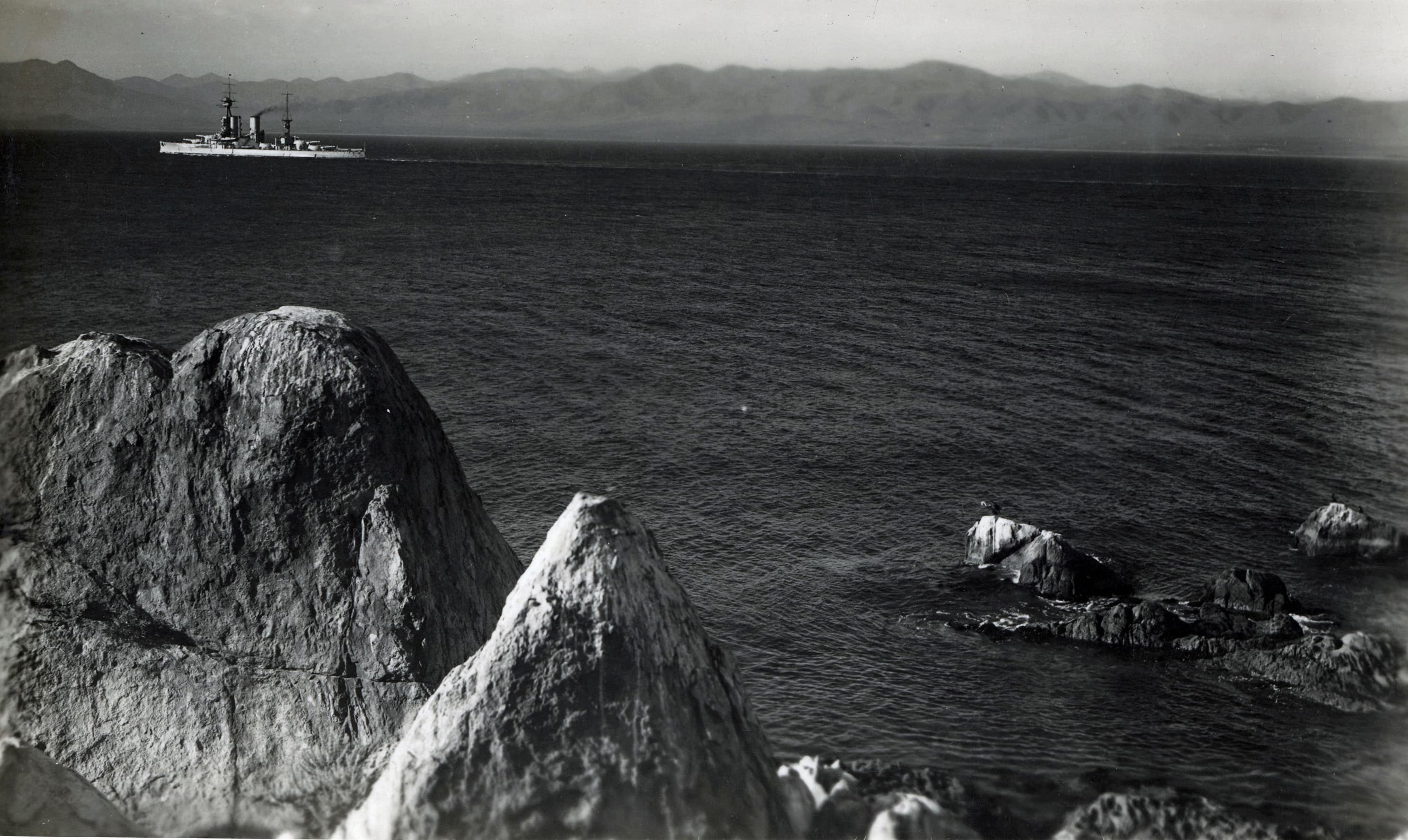 Acorazado Almirante Latorre dejando la Bahía de Coquimbo, 1931