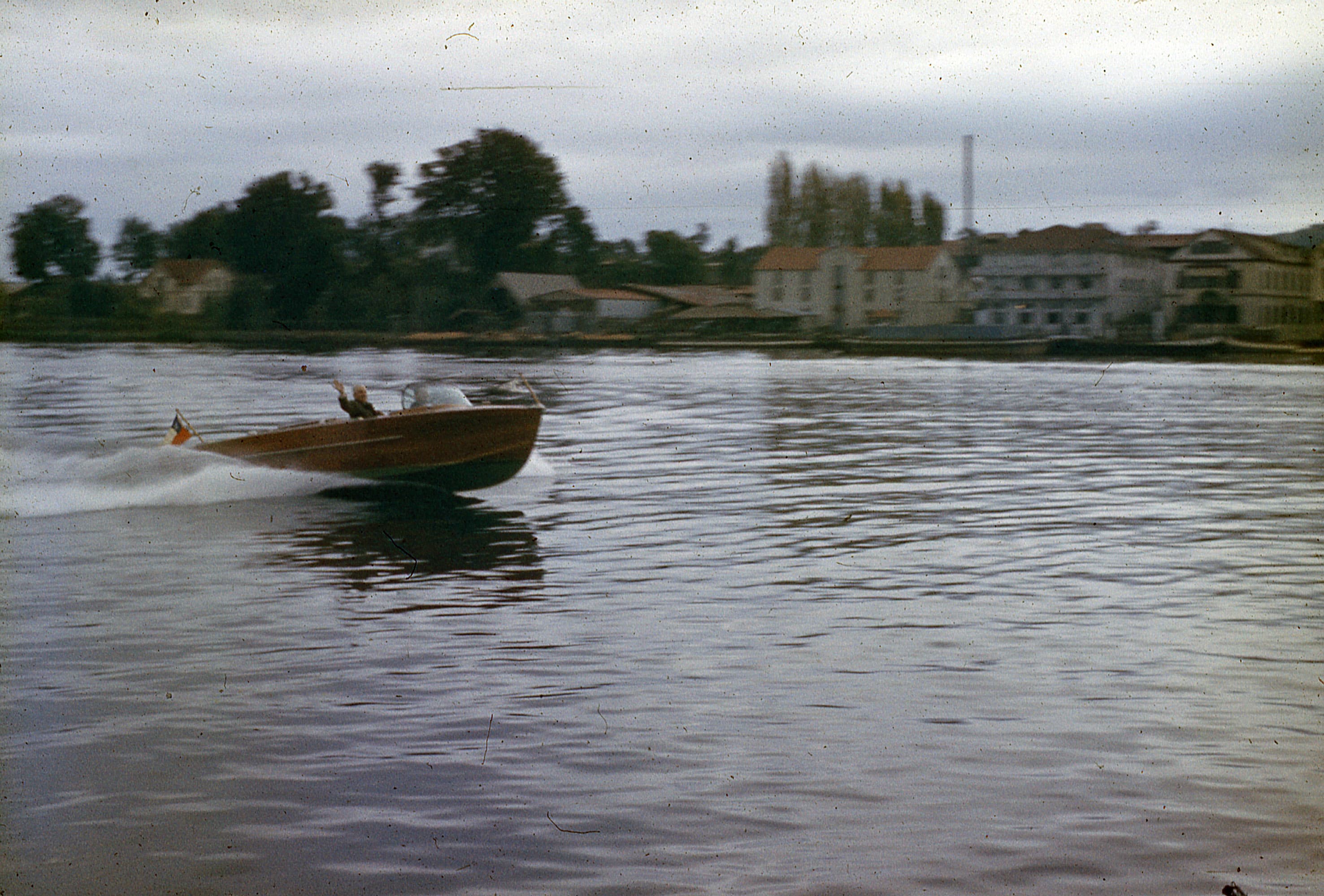 Lancha rápida en Río Calle Calle, 1960