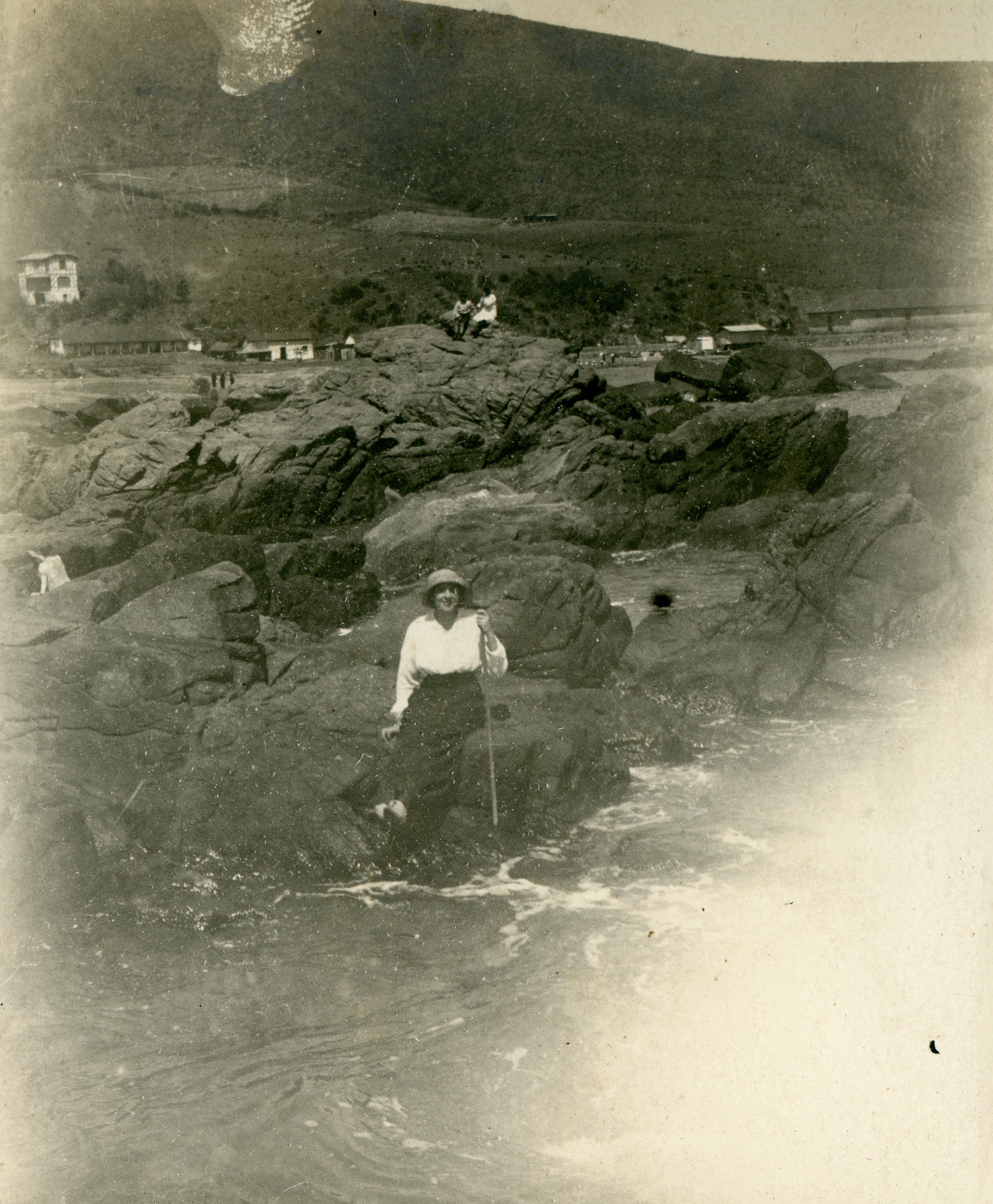 Mujer en rocas de Papudo, Febrero de 1915