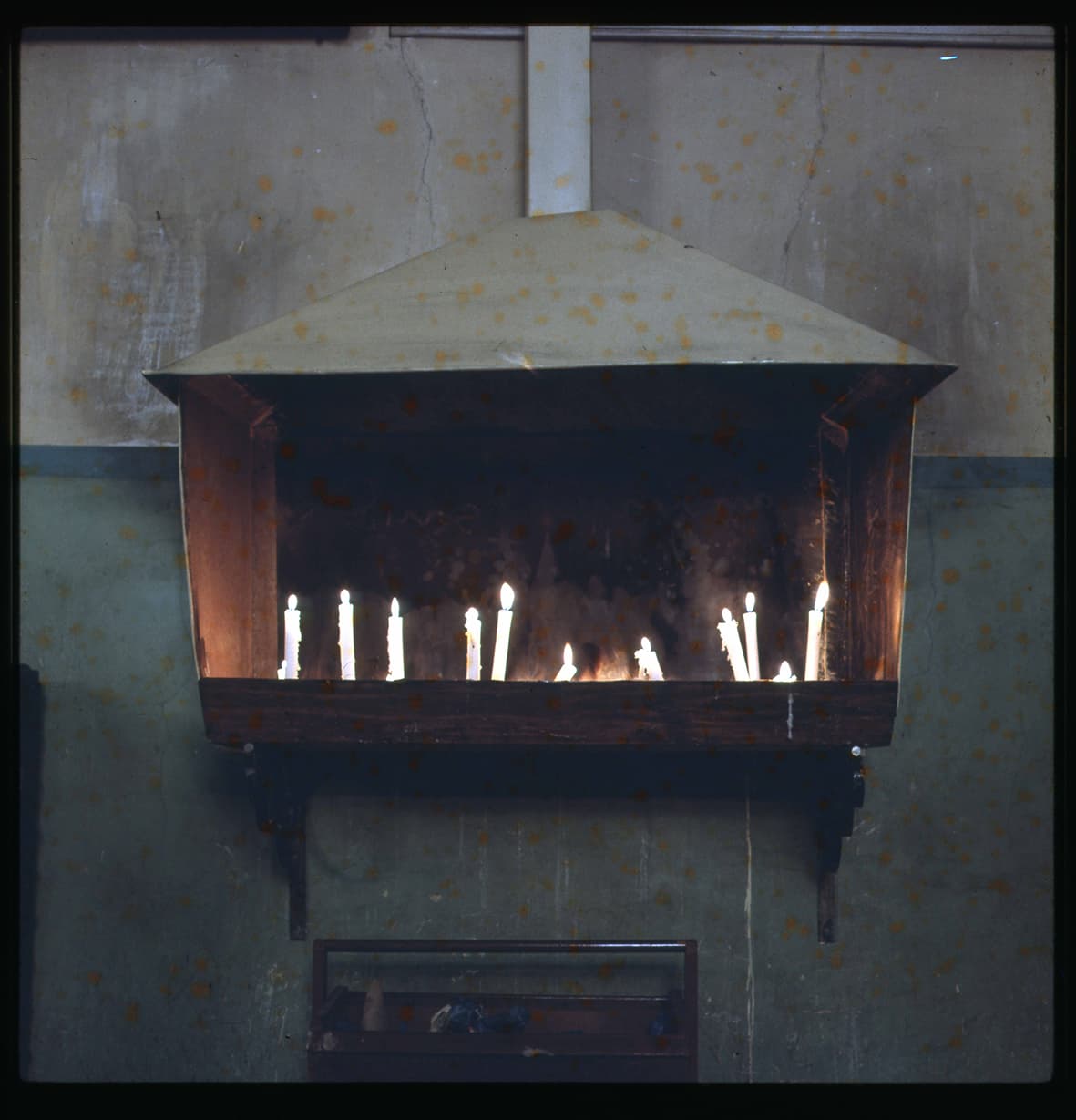 Candelero con velas de la Iglesia Grande de Andacollo, Andacollo, Región de Coquimbo, Chile, 1950 - 1965