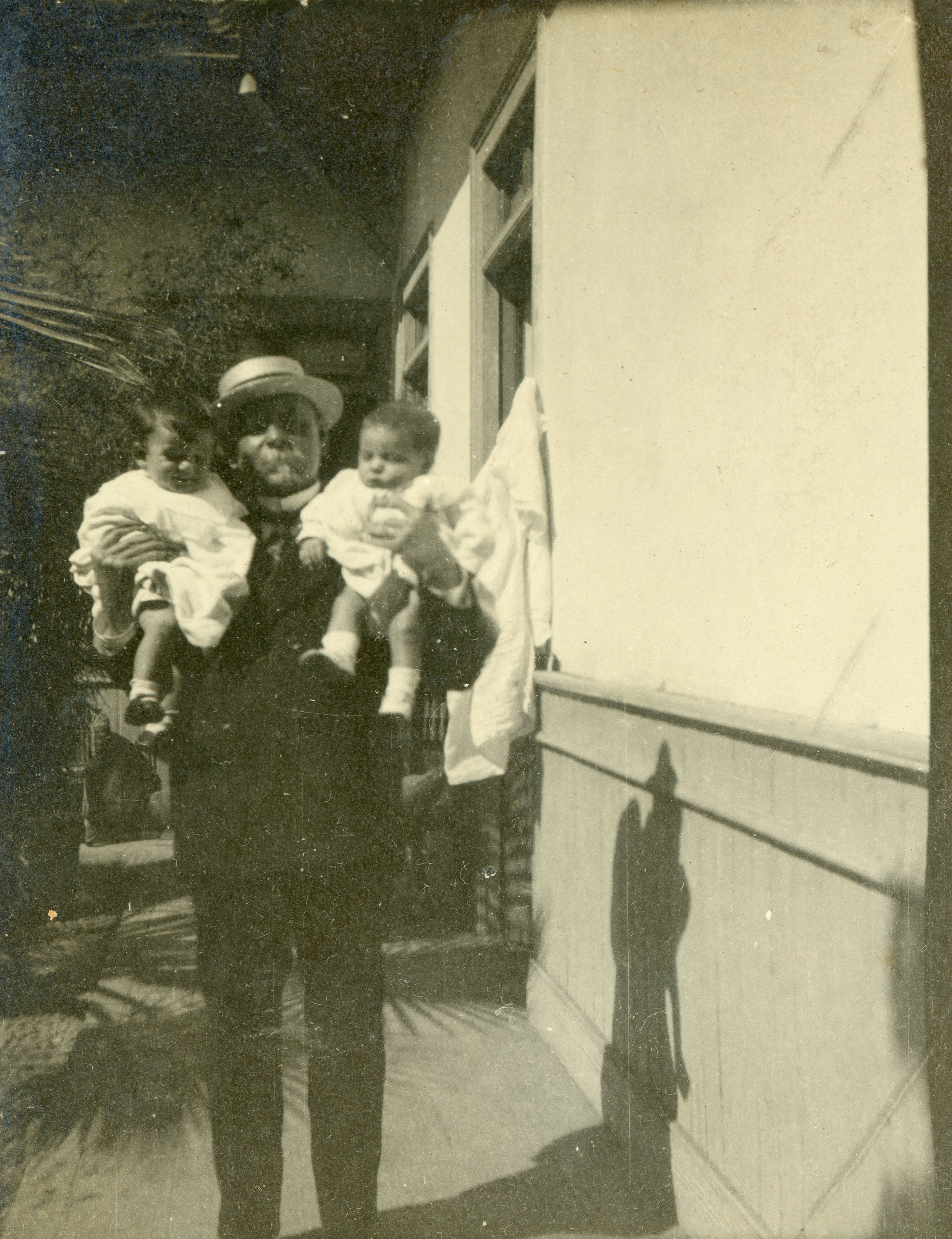 Retrato de un hombre y dos bebés, Santiago, Mayo, 1917