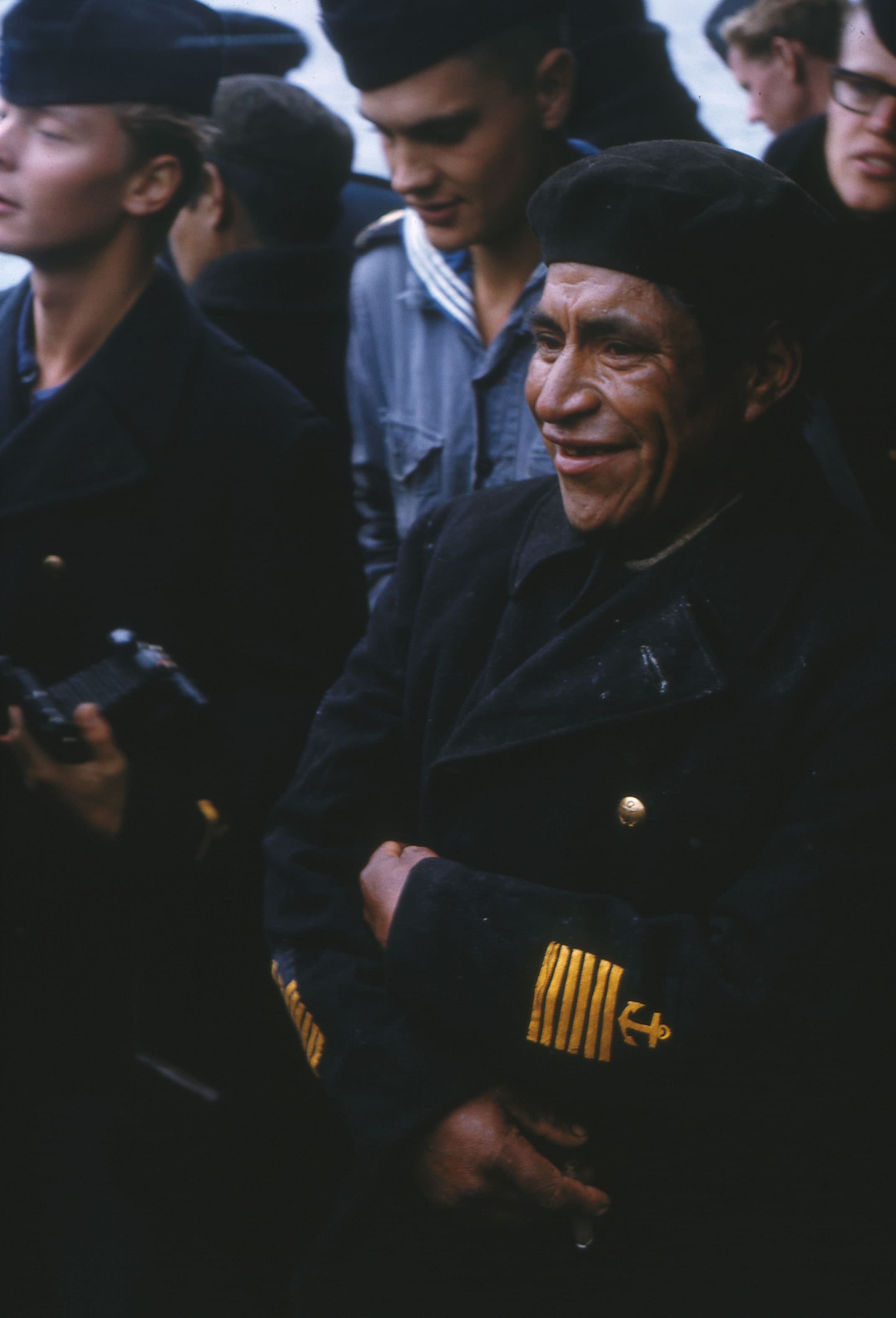 Jefe kawésqar con chaqueta de descarte como regalo, 1965