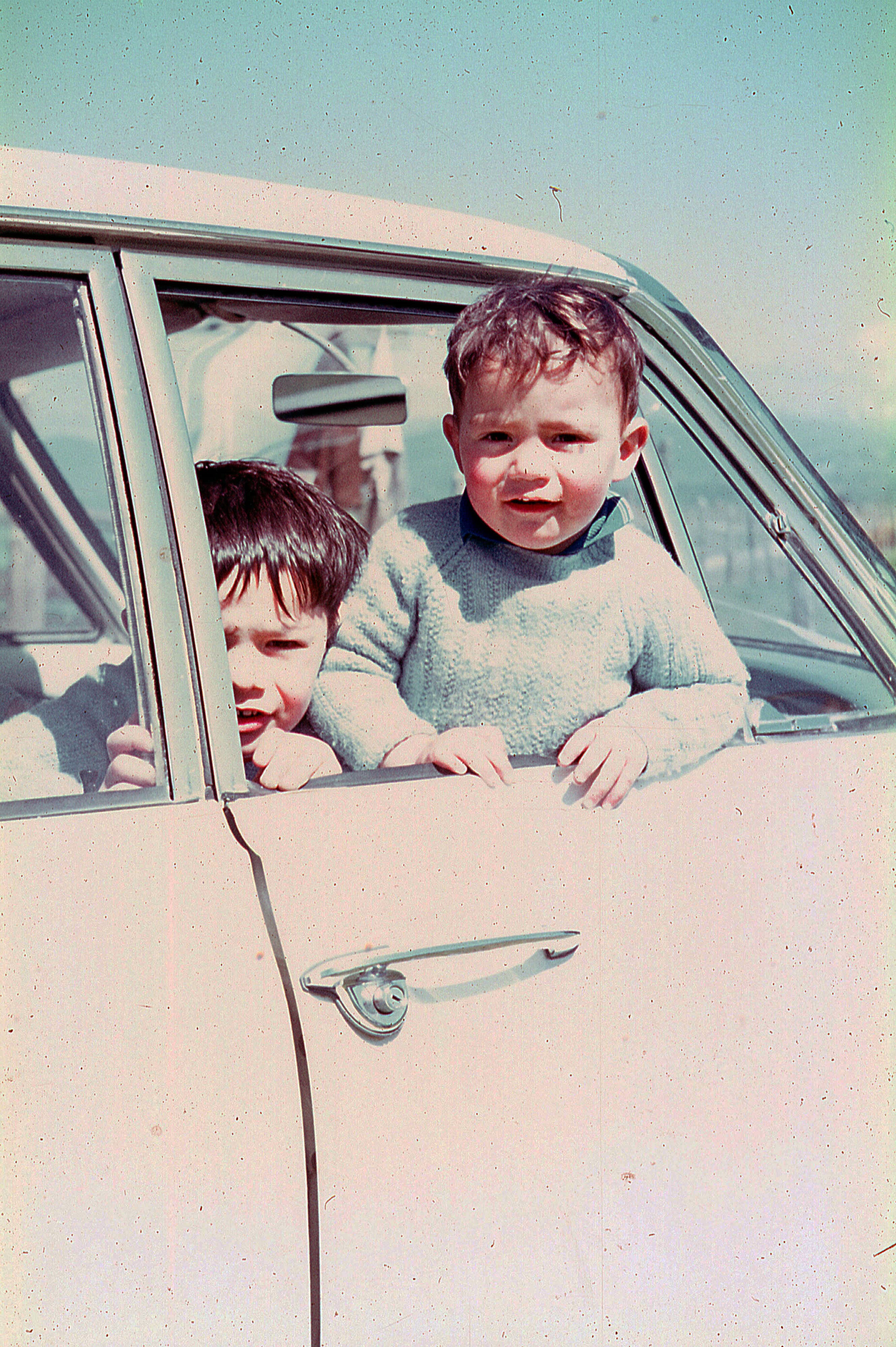 Niños en un automóvil, ca. 1965