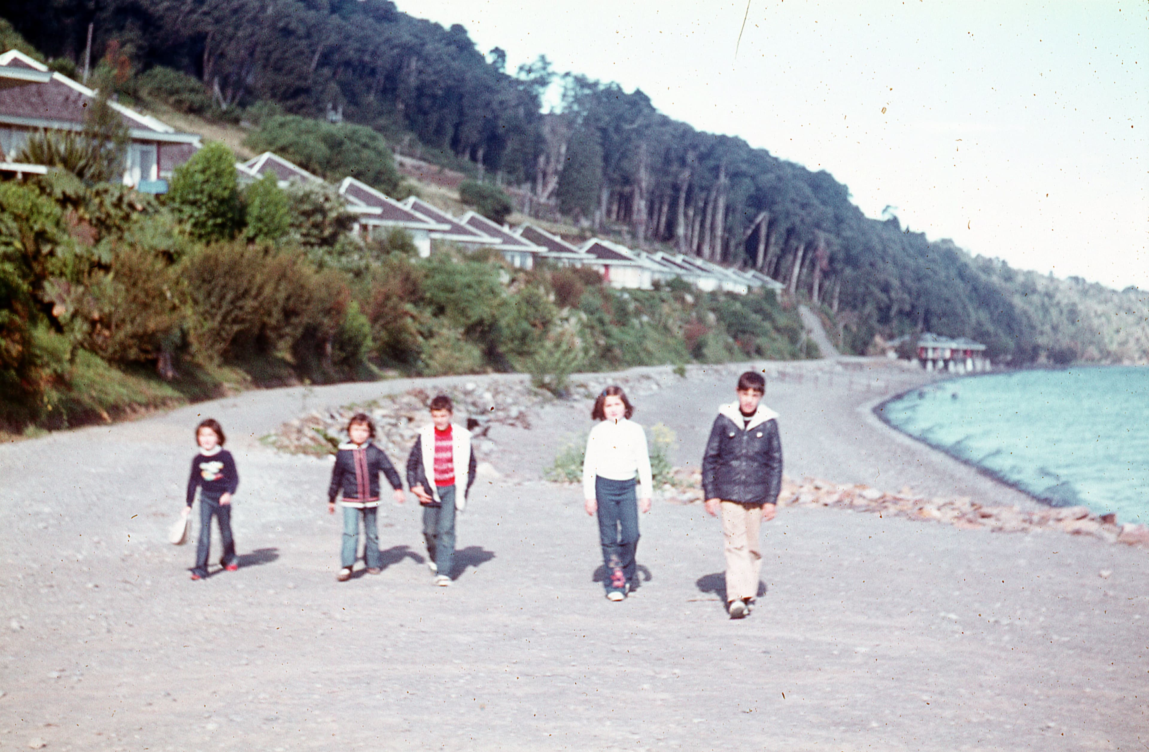 Niños en la playa de Ñilque, Puyehue, ca. 1965