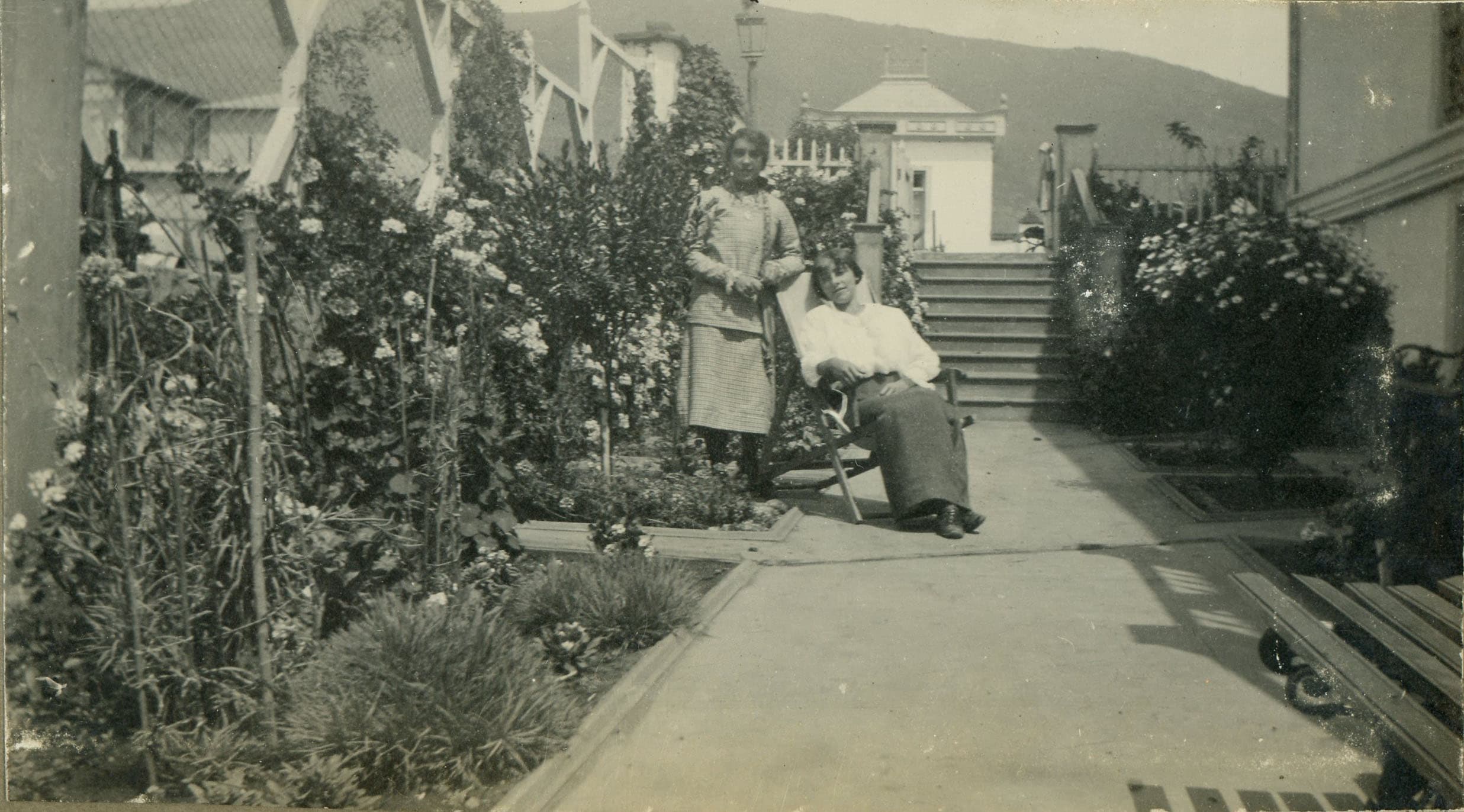 Mujeres en una casa, Papudo, Febrero de 1913