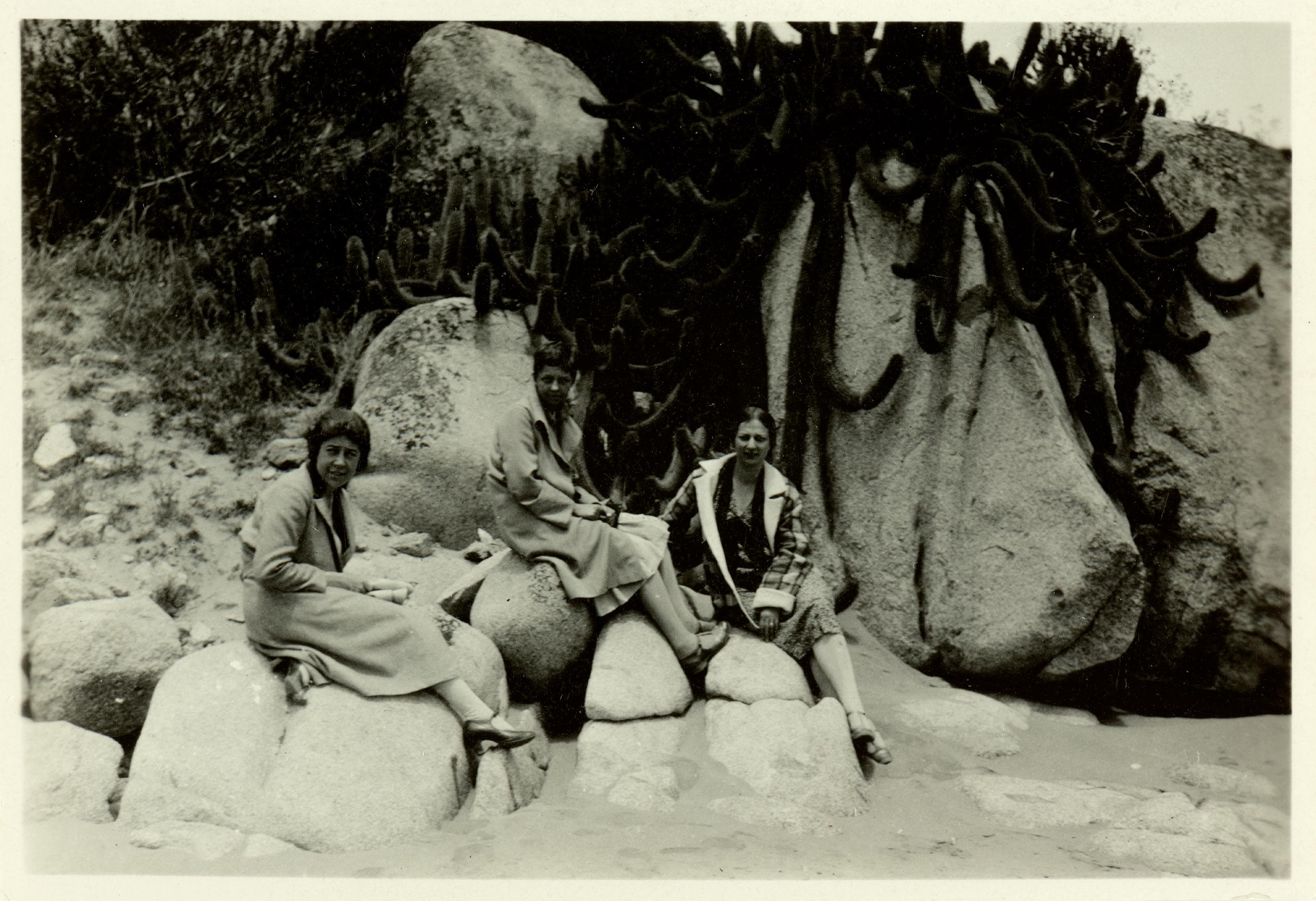 Tres mujeres en una roca de playa en Quintero, 1929