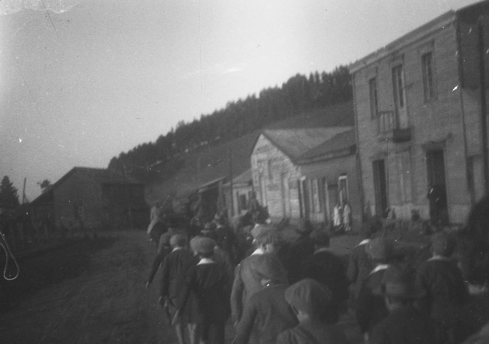 Grupo de niños en un asentamiento, Araucanía, 1928