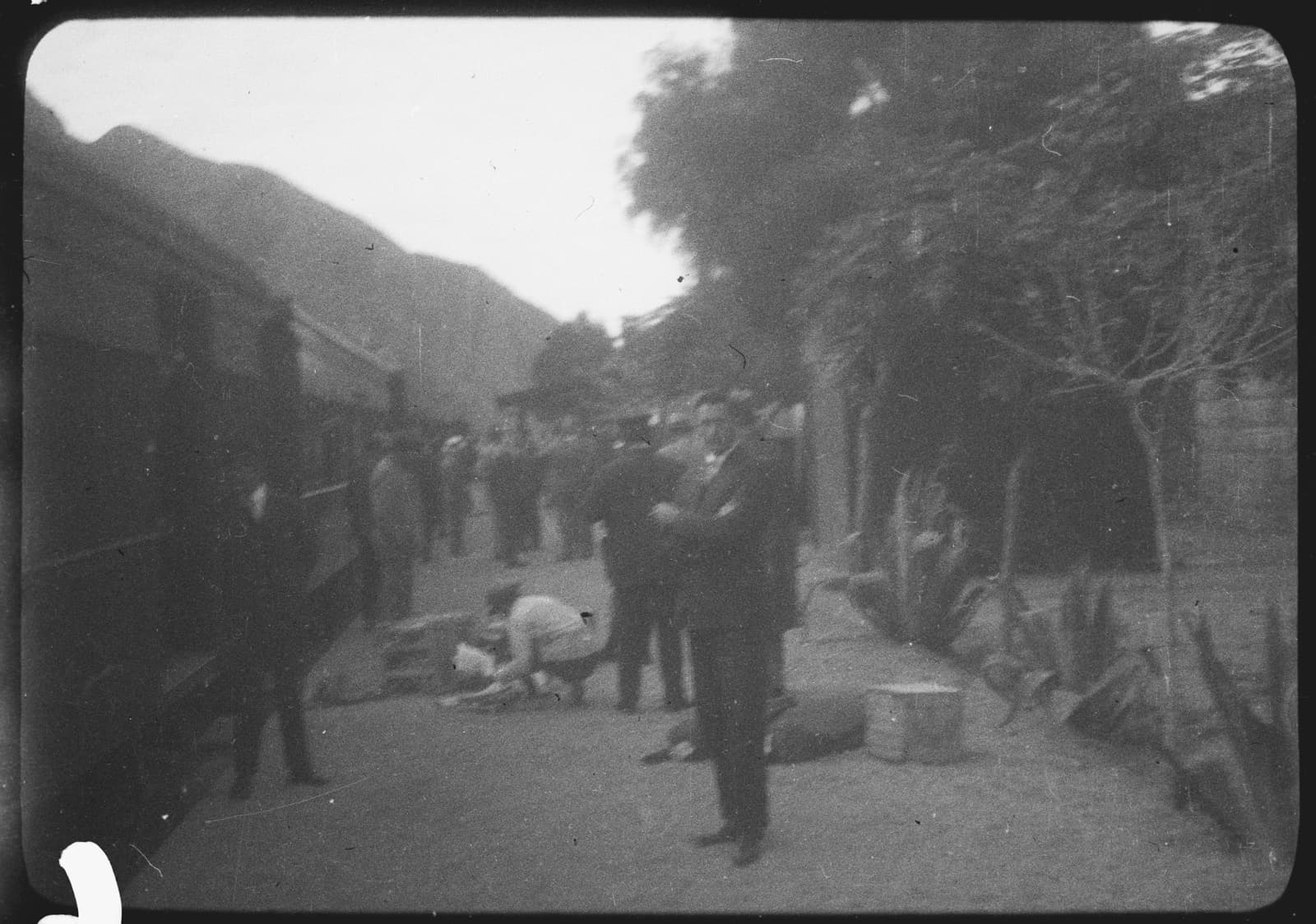 Gente en una estación del tren trasandino, 1928