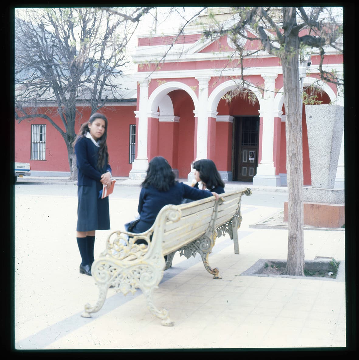 Estudiantes sentadas a las afueras de la Parroquia de San José de Maipo, San José de Maipo, Región Metropolitana, Chile, 1950 - 1965