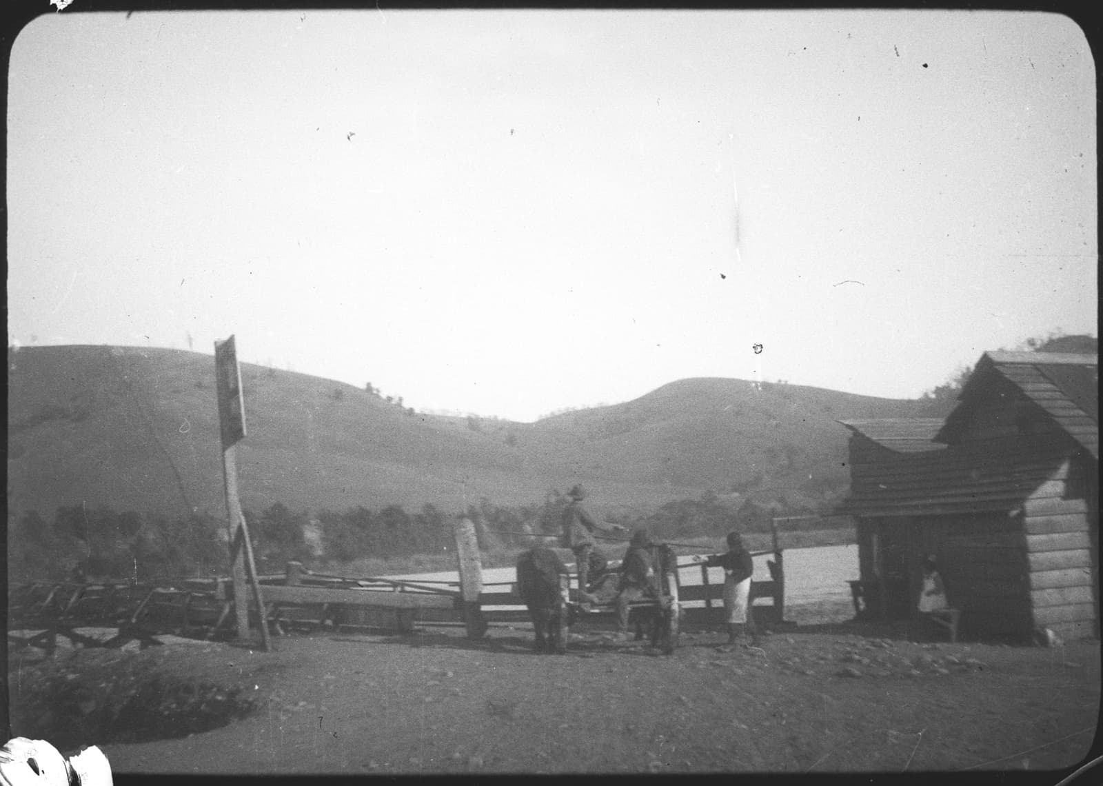 Carreta cruzando un puente de madera, Araucanía, 1928